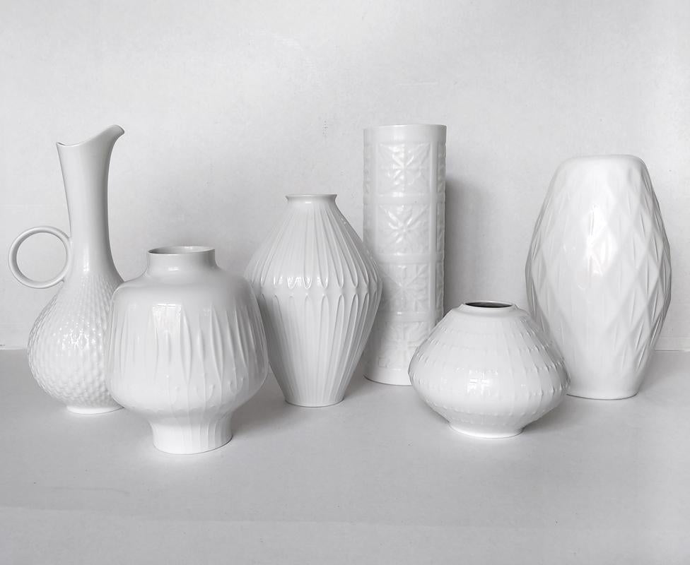 Satz von sechs deutschen Vasen aus weißem strukturiertem Porzellan (Moderne der Mitte des Jahrhunderts) im Angebot