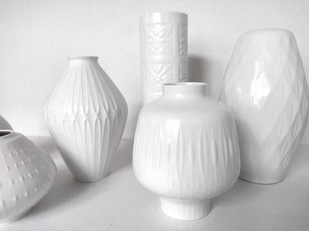 Satz von sechs deutschen Vasen aus weißem strukturiertem Porzellan (Deutsch) im Angebot