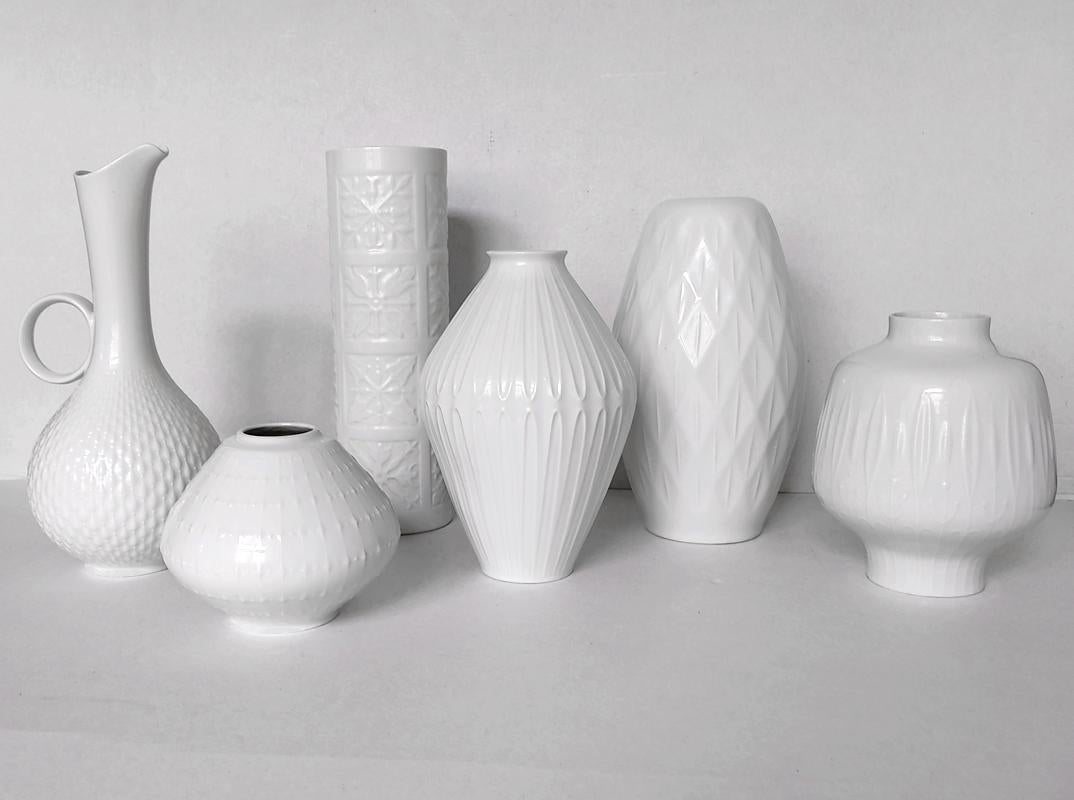 Satz von sechs deutschen Vasen aus weißem strukturiertem Porzellan (Glasiert) im Angebot