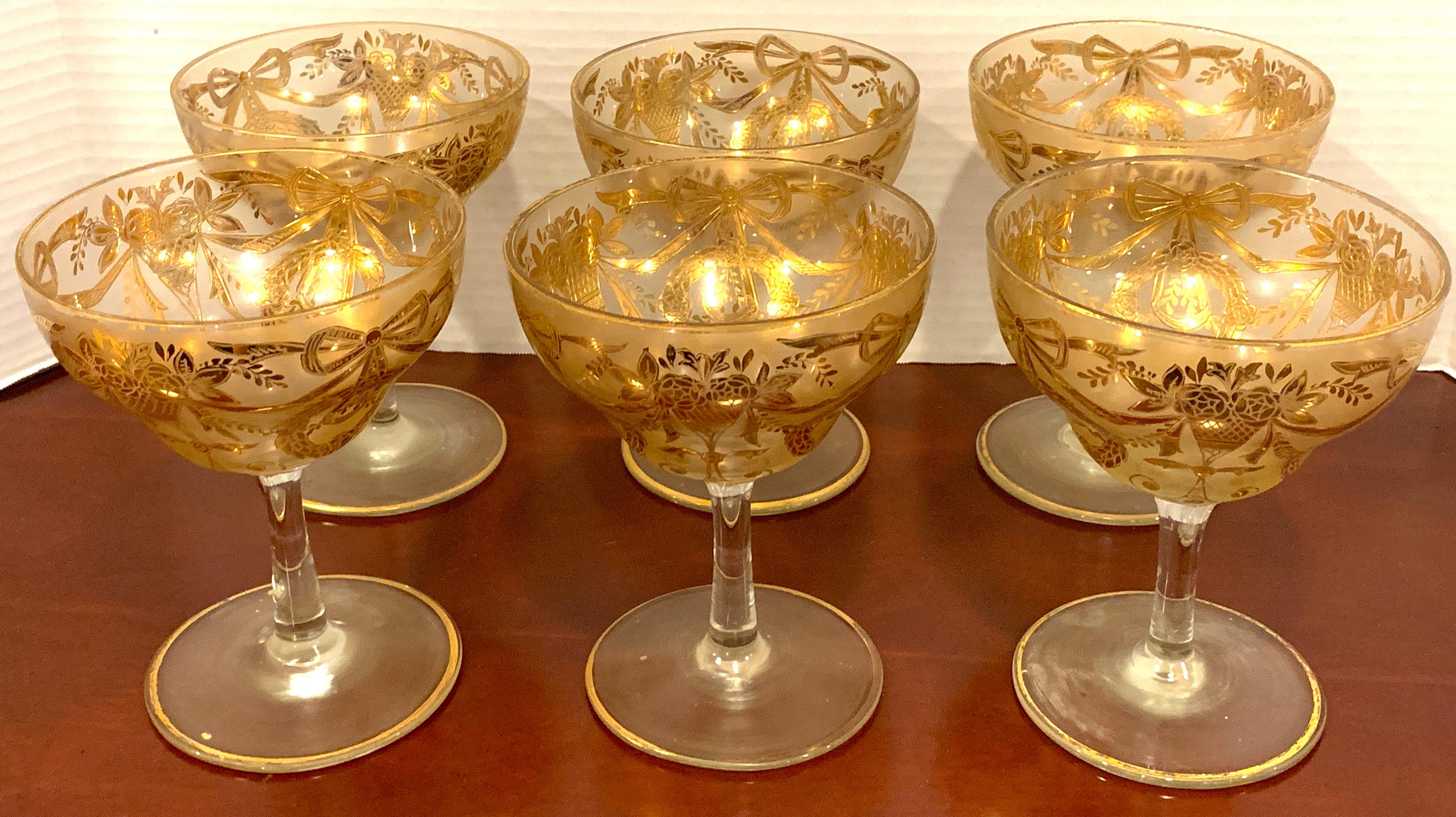 Ensemble de six grands coupes émaillés dorés/ dessert ou fruits de mer, à décor néoclassique doré en relief. Mesures : diamètre intérieur de 4