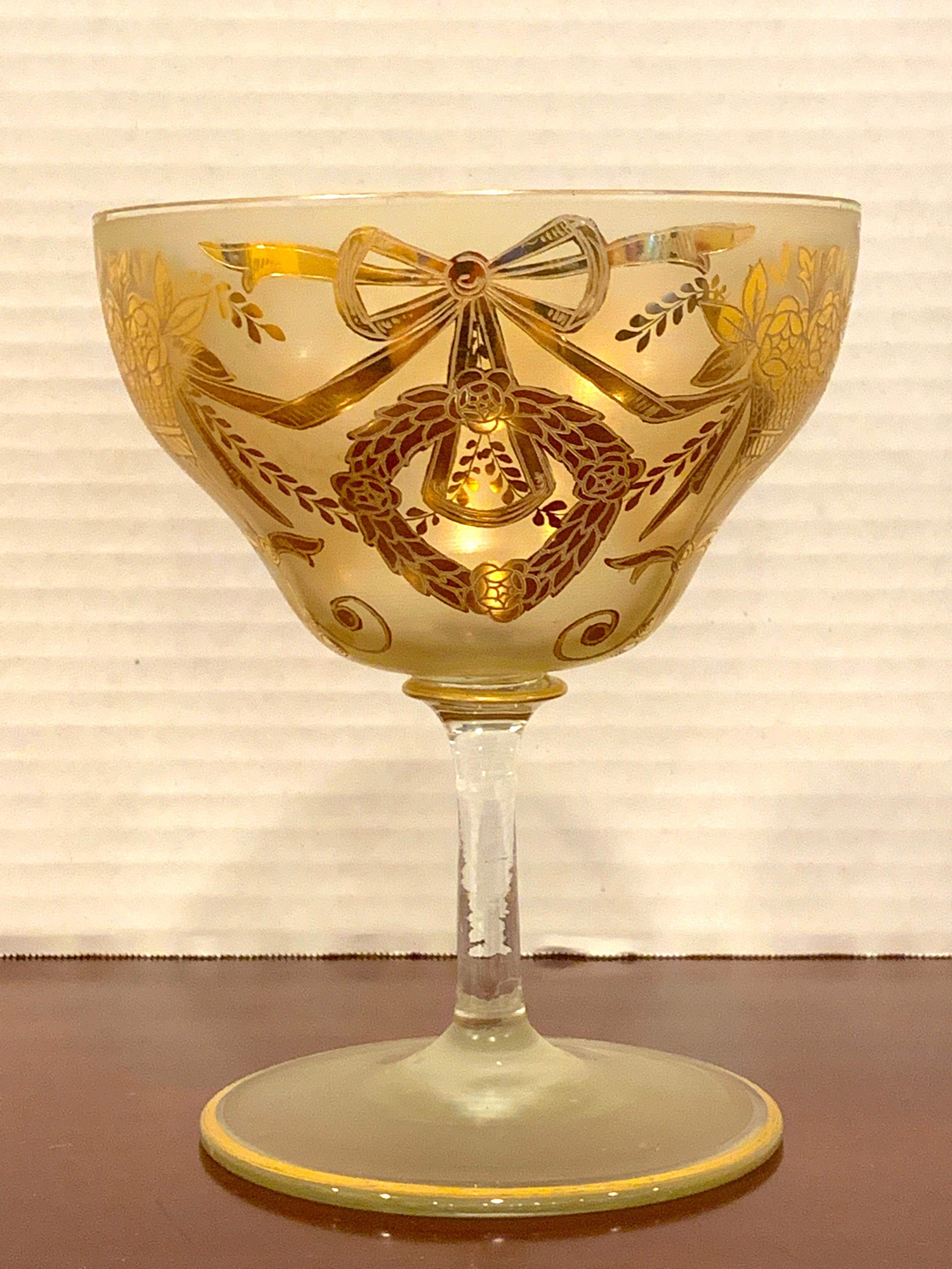 Europeo Set di sei Grand Coupé glassati e smaltati d'oro/ Dessert o frutti di mare in vendita
