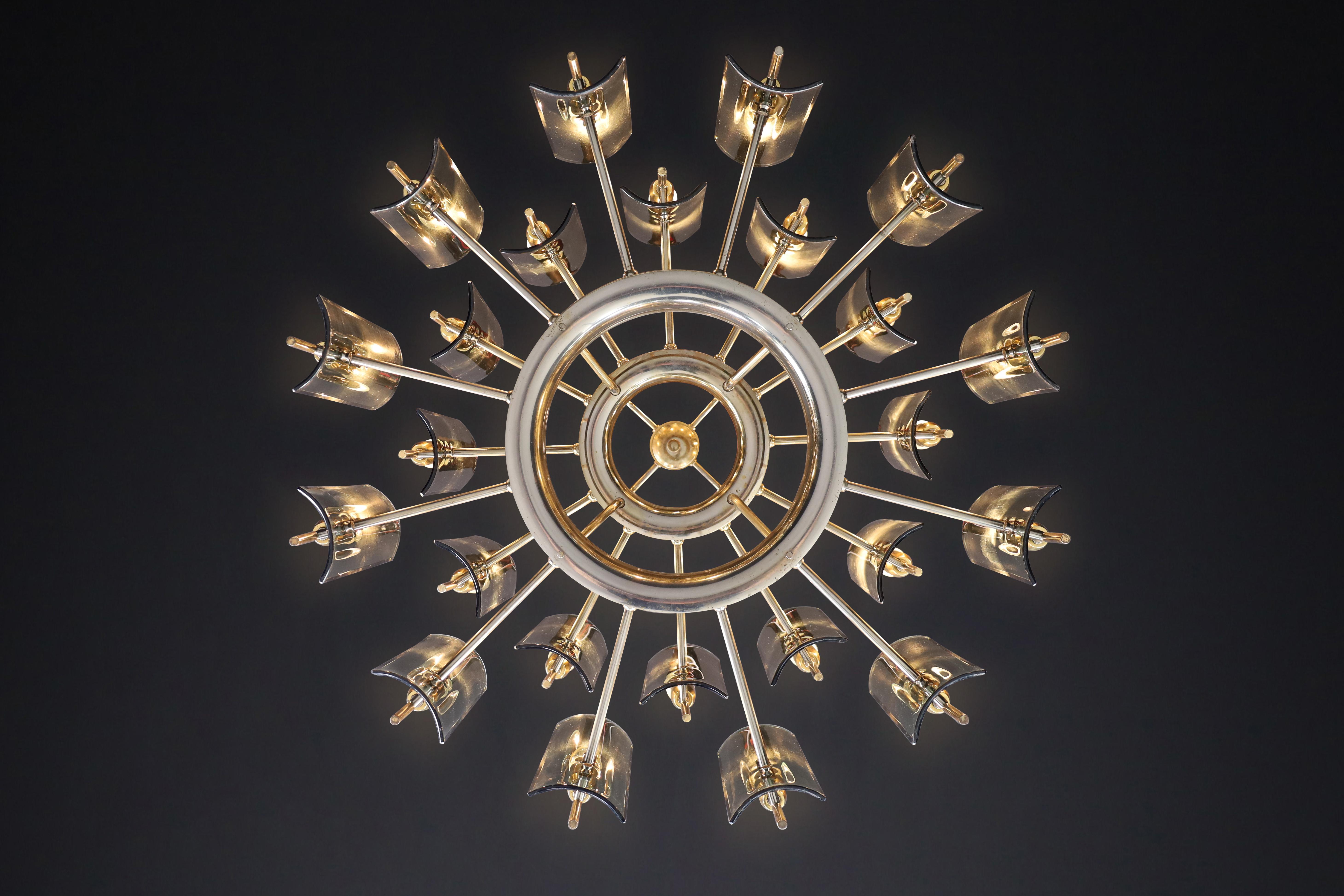 Set of Six Gino Paroldo Grande Chandeliers in Brass, Italy 1950 For Sale 4