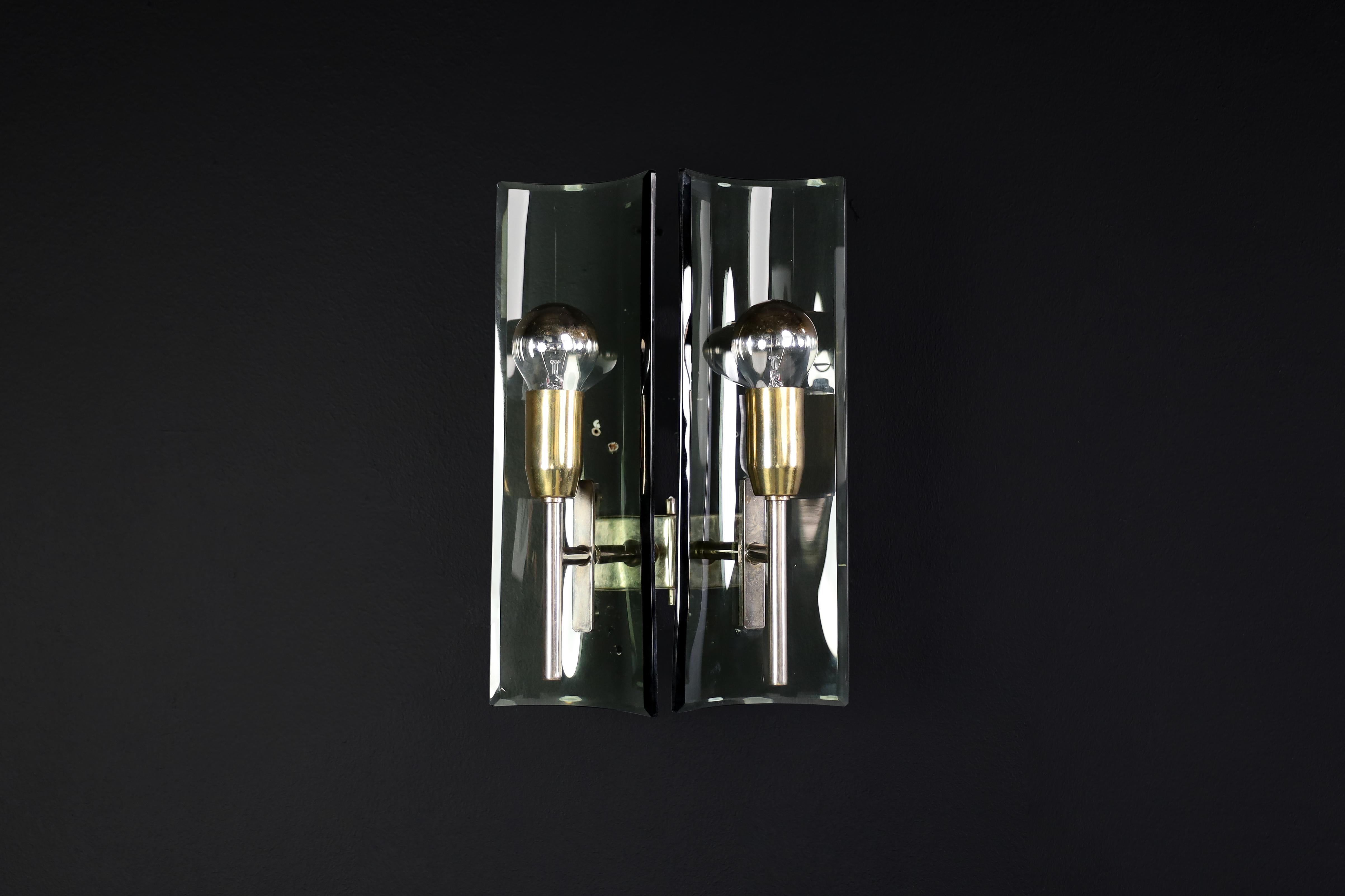Set of Six Gino Paroldo Sconces in Brass and Curved Glass, Italy 1950s

Italian designer Gino Paroldo created a set of six sconces made of brass and glass in the 1950s. These wall lights are an excellent representation of Paroldo's style. The brass