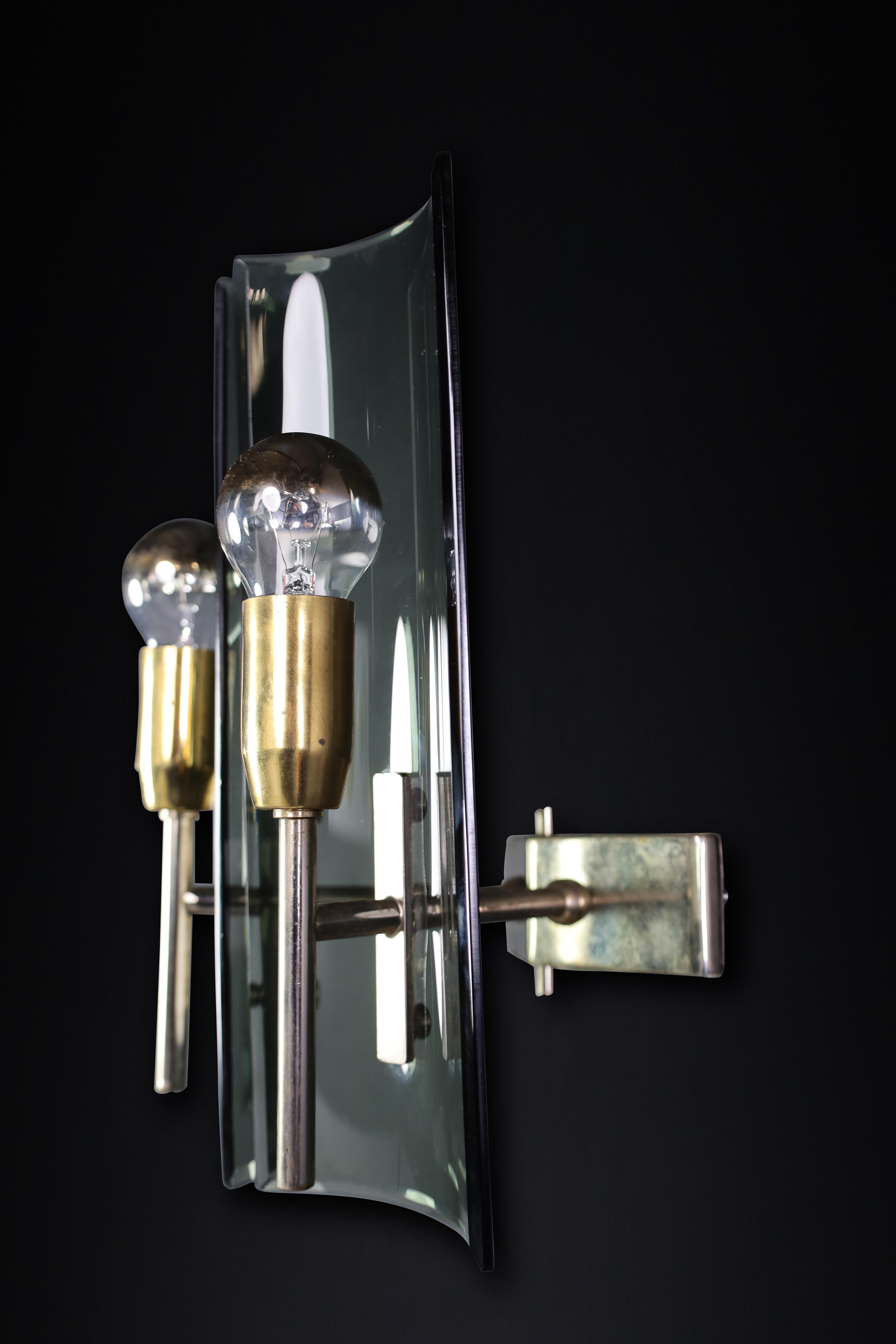 Mid-Century Modern Set of Six Gino Paroldo Sconces in Brass and Curved Glass, Italy 1950s   For Sale