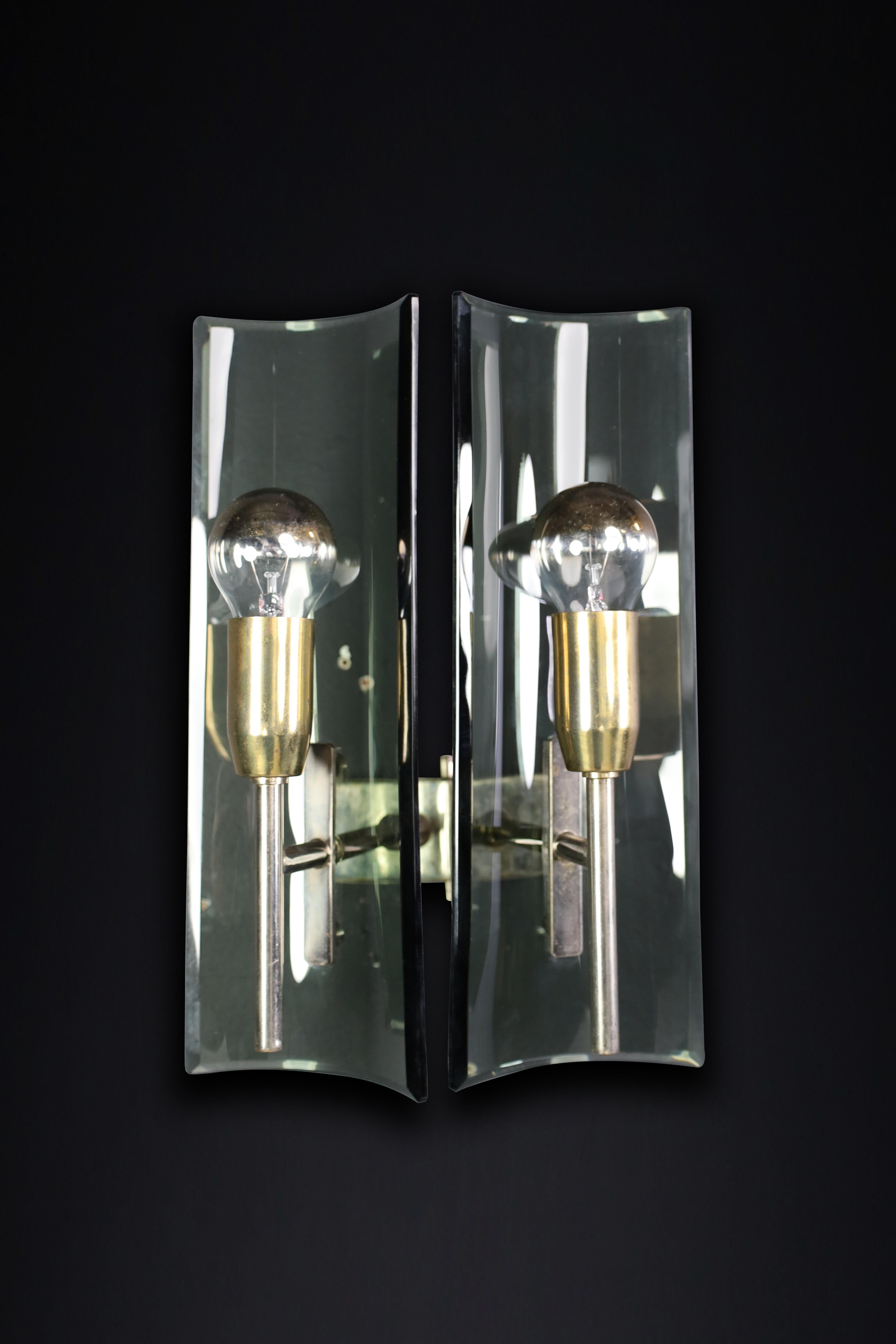 Italian Set of Six Gino Paroldo Sconces in Brass and Curved Glass, Italy 1950s   For Sale