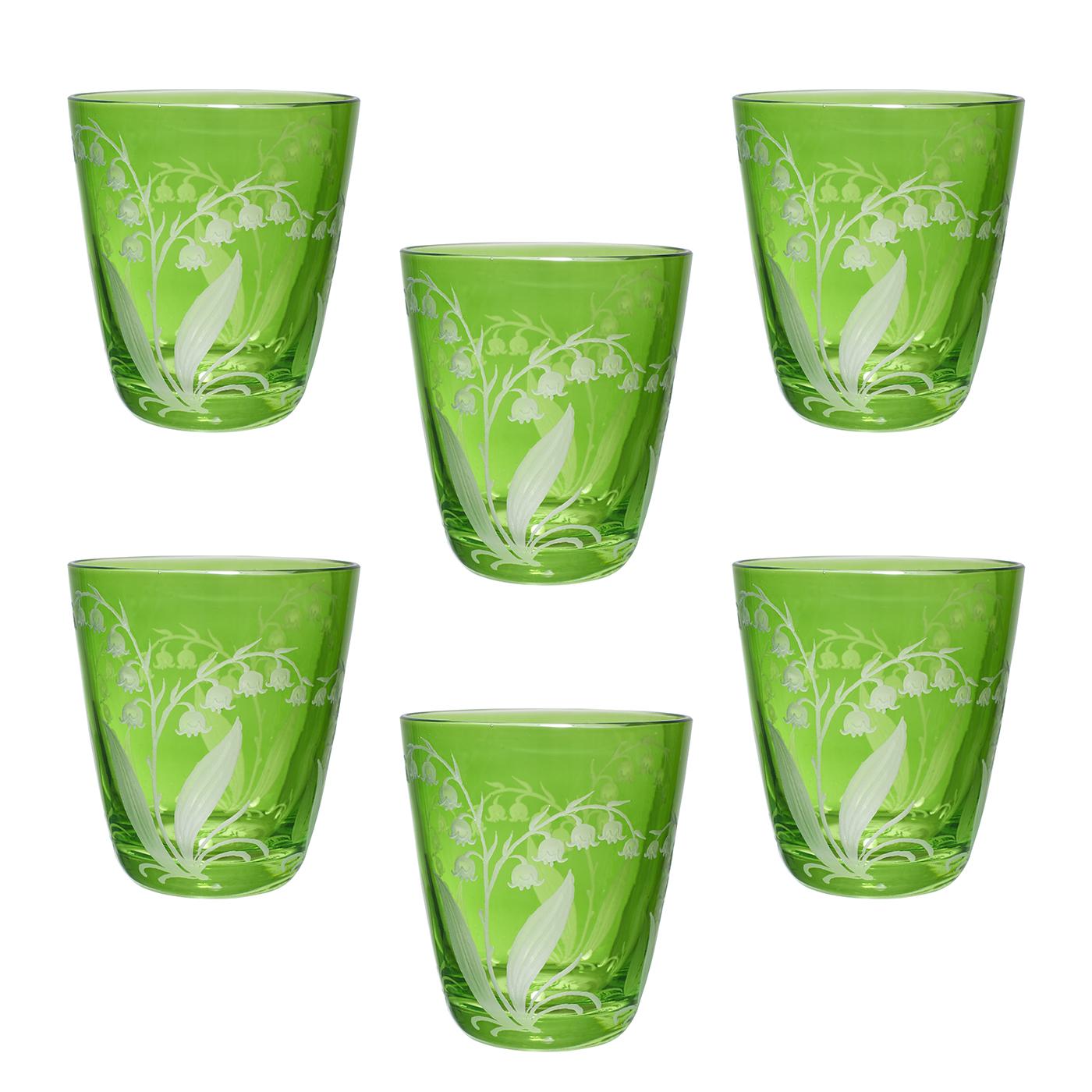 Set di 6 tumbler soffiati a mano in cristallo verde con decorazioni di mughetti in stile country. È possibile ordinare anche una caraffa abbinata. Può essere ordinato in diversi colori come blu, rosa e verde. Non è consigliato per l'uso in