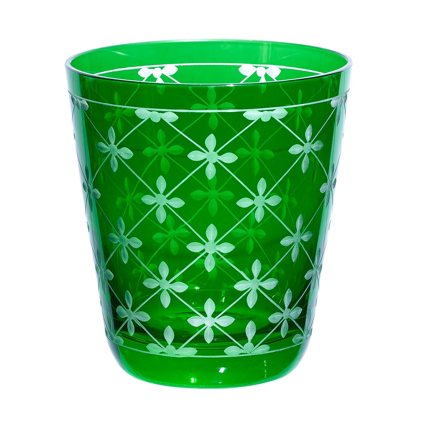 Ensemble de 6 gobelets soufflés à la main en cristal vert avec un décor de style champêtre tout autour. Une carafe assortie peut être commandée en supplément. Peut être commandé en différentes couleurs comme le bleu, le rose et le vert. Non