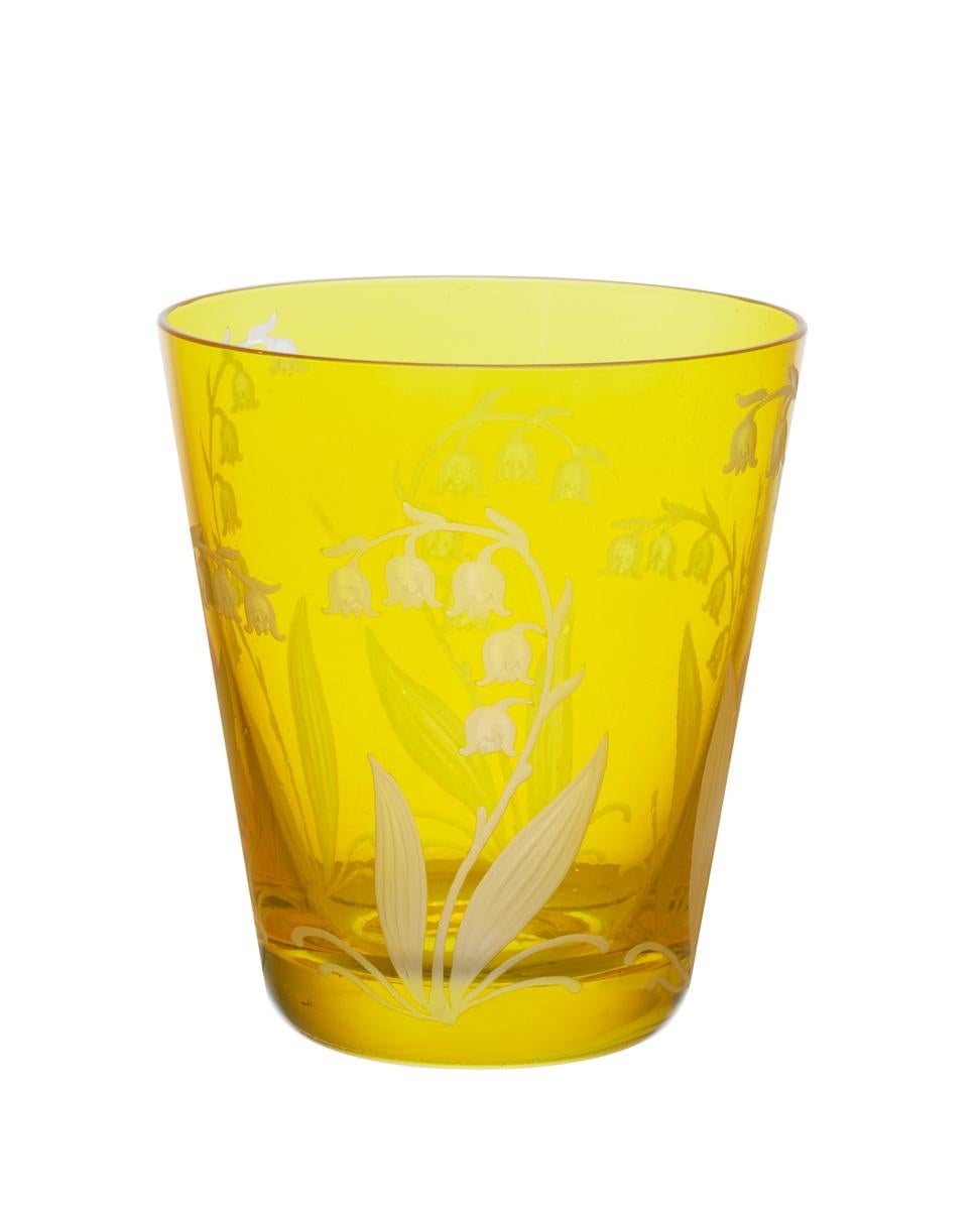 Juego de 6 vasos soplados a mano de cristal amarillo con una decoración de lirios del valle de estilo campestre alrededor. Además, puedes pedir una jarra a juego. Se puede pedir en distintos colores, como azul, rosa y verde. No recomendado para