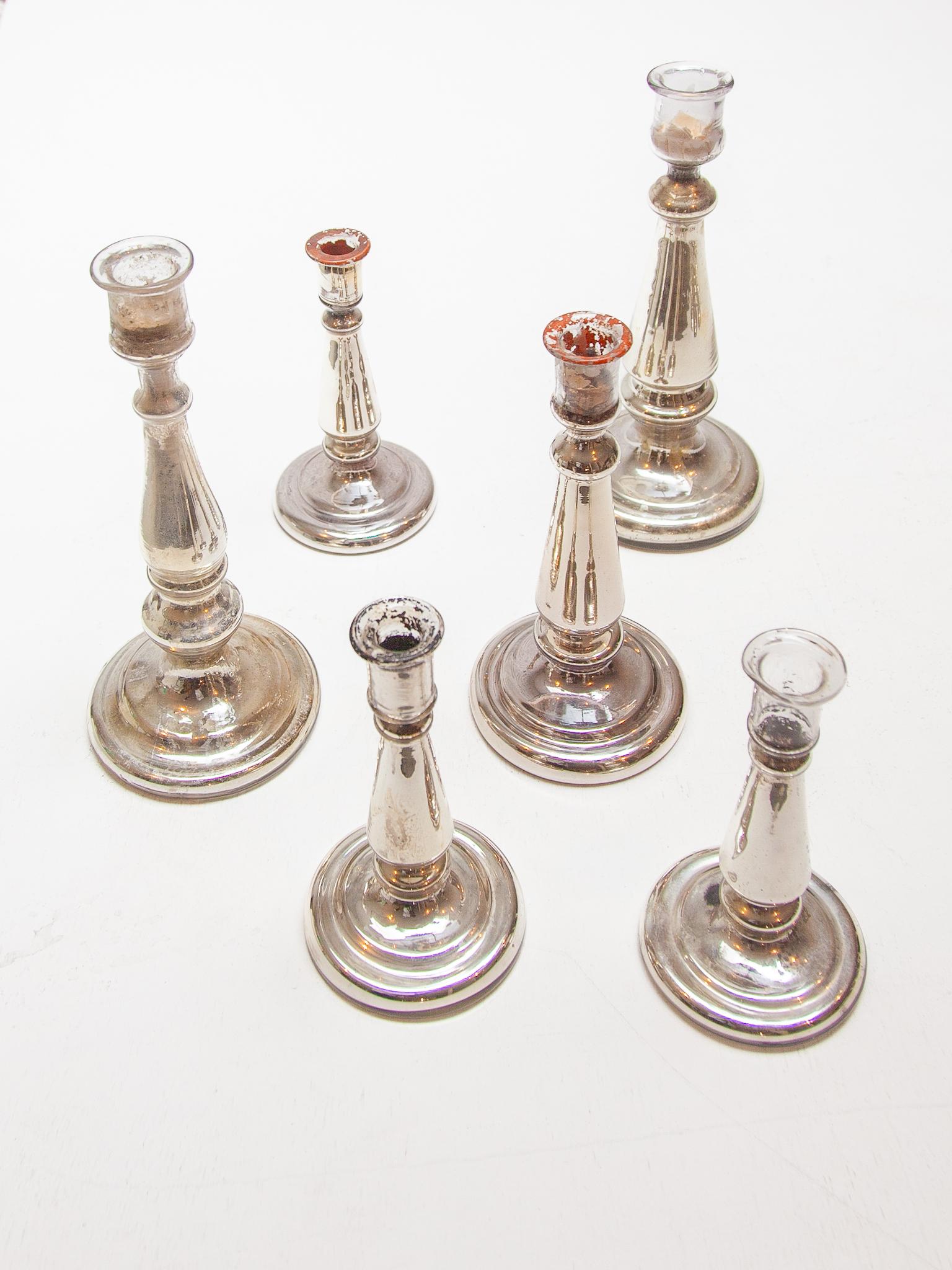 Un set molto decorativo di sei diversi candelabri in vetro e argento C.1900-1920. Ogni candeliere in argento dei poveri è fatto di vetro a doppia parete placcato in argento all'interno. Il vecchio argento dei poveri è spesso ben conservato e ha un