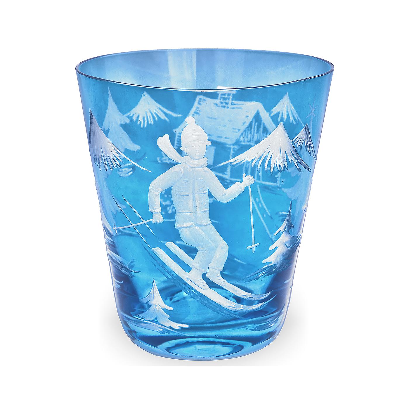 Set aus sechs mundgeblasenen Bechern in blauem Kristall mit handgeschliffenem Skifahrerdekor. Das ländliche Dekor zeigt  ein Skifahrerjunge, Bäume und Berge und eine Hütte auf dem Glas. Eine passende Kristallkaraffe kann zusätzlich bestellt werden.