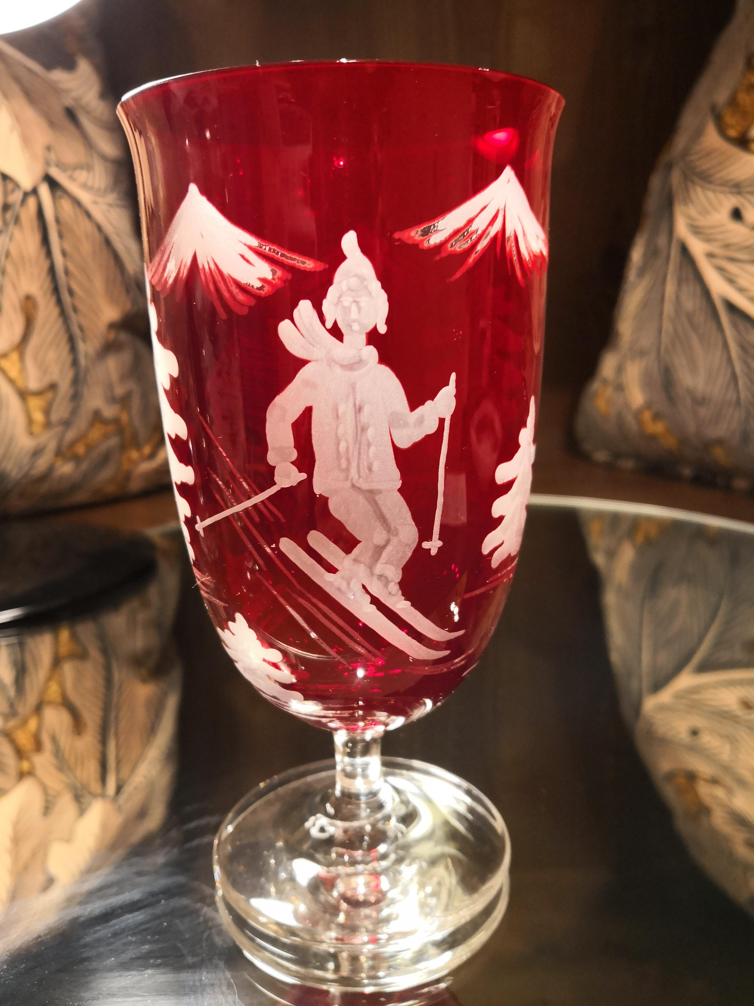 Set aus sechs Weingläsern im Landhausstil mit rotem Skierdekor Sofina Boutique Kitzbuehel (Kristall) im Angebot