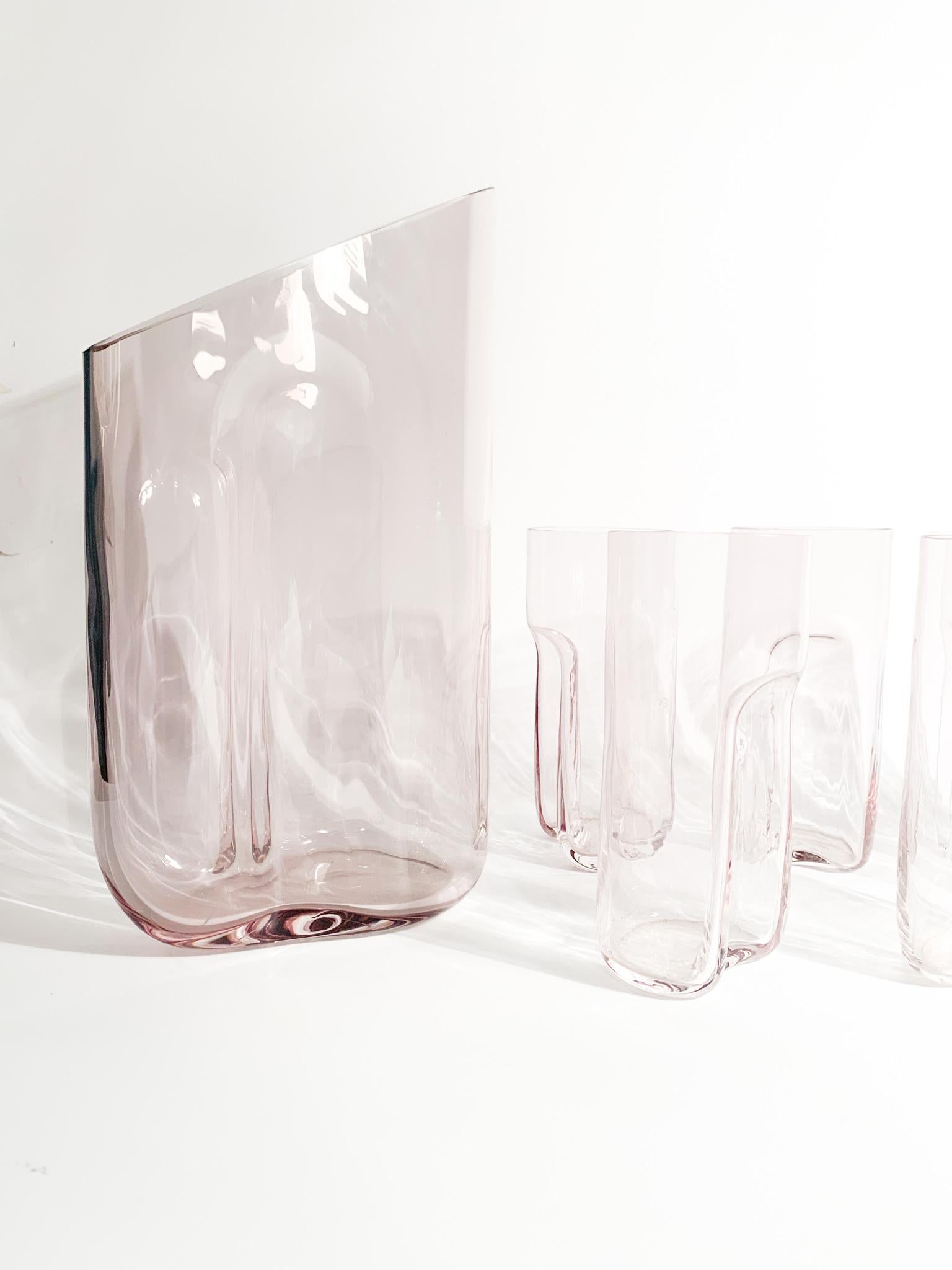 Set aus 6 Gläsern mit rosa Murano-Glaskaraffe, hergestellt von Gino Cenedese und Maurizio Albarelli in den 1970er Jahren

Karaffe - Ø 15 cm h 27 cm

Gläser - Ø 6 cm h 14 cm

Simone Cenedese stellt seit 1946 in der Glasfabrik, die seinen Namen trägt,