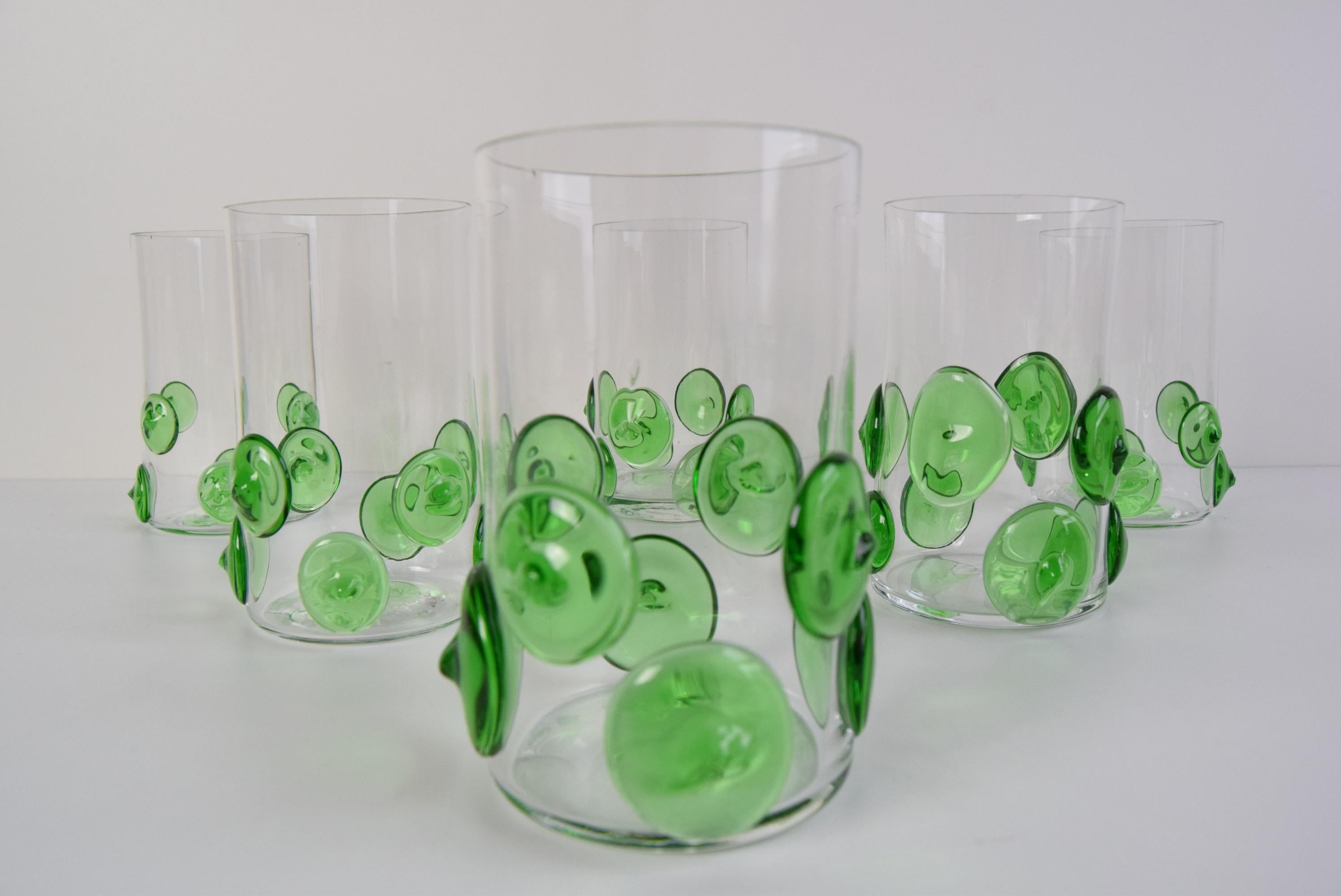 Fabriqué en verre d'art dans les années 1950 dans une verrerie de Nový Bor, en Tchécoslovaquie.
Les verres sont ébréchés (voir photo)
Belle décoration
Etat original