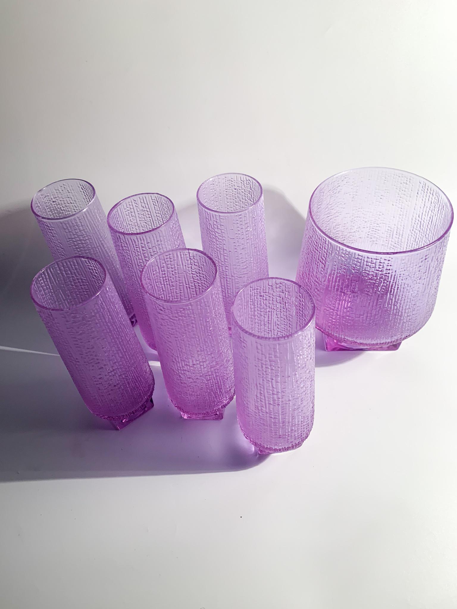 Set of 6 Alexandrite crystal liqueur / drink glasses with ice bucket, made by Tapioche Wirkkala Littala in the 1960s.

The Alexandrite crystal changes color depending on the light it is subjected to, from purple / lilac to light blue.

Glass - Ø