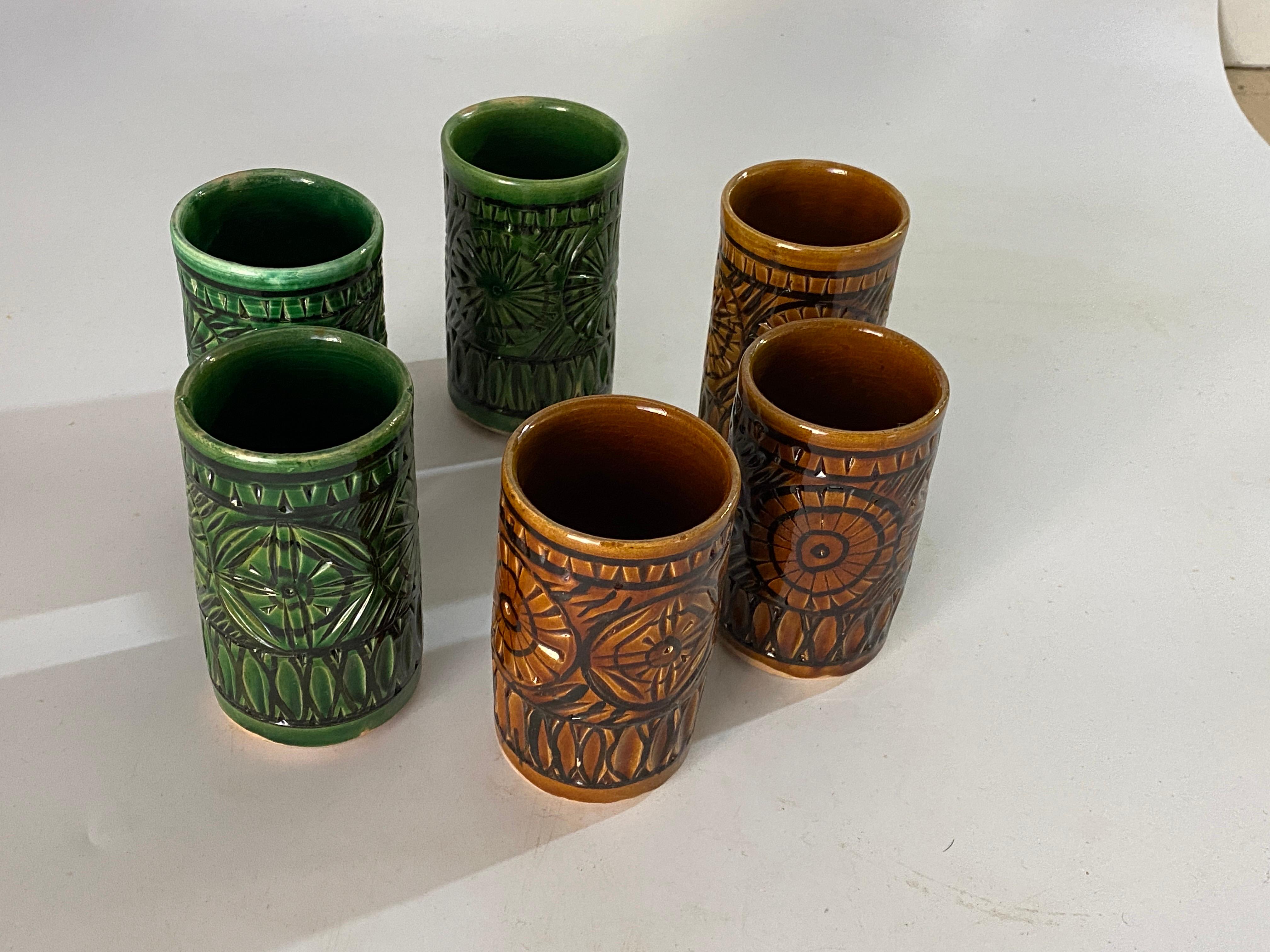 Ensemble de six verres en céramique Vallauris, 1970. Ils ont été fabriqués en France.
Les couleurs sont le vert et le marron.
Comme elles sont fabriquées à la main, les deux lasses brunes sont légèrement plus petites.