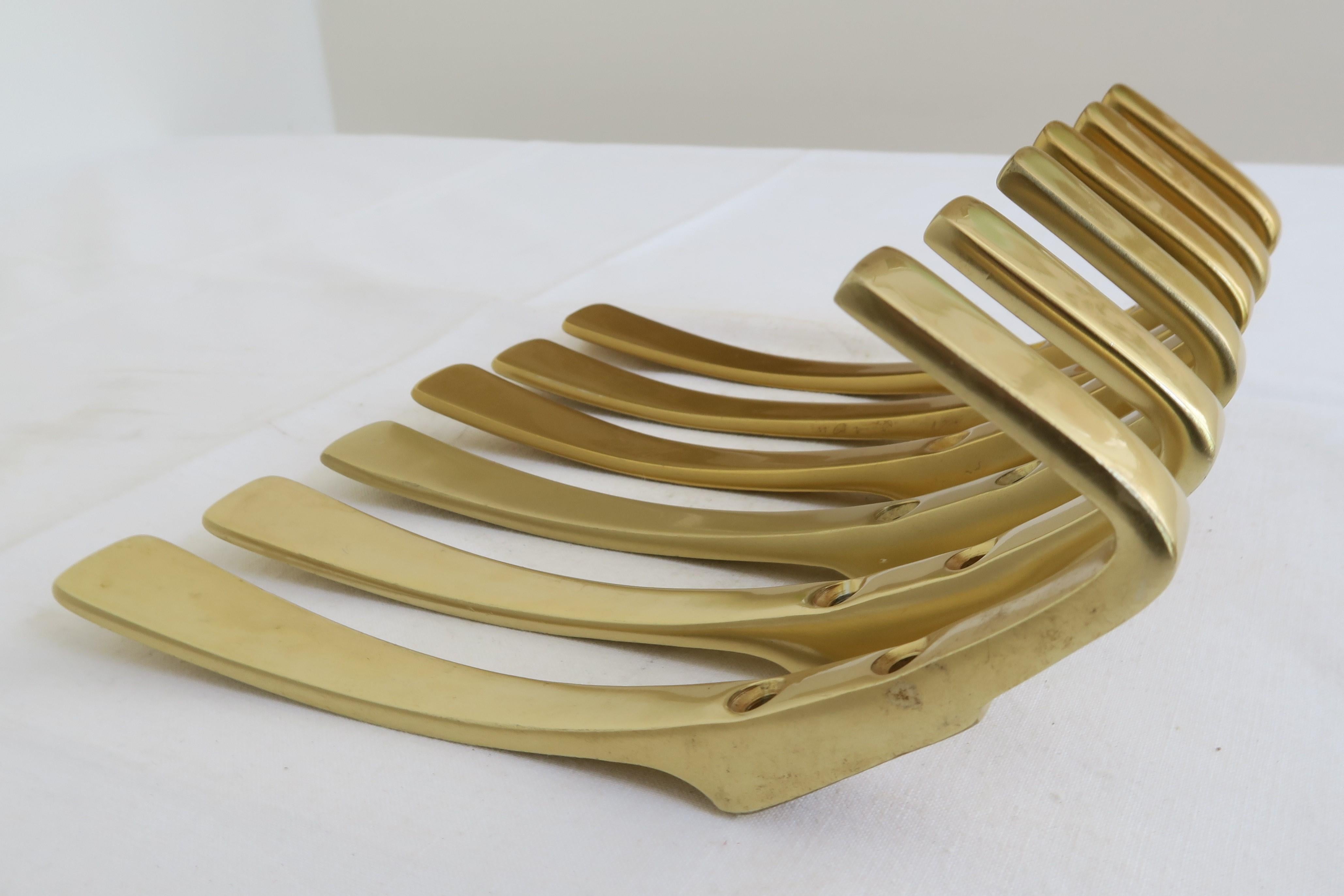 Set aus sechs goldfarbenen Aluminium-Mantelhaken  (Österreichisch) im Angebot