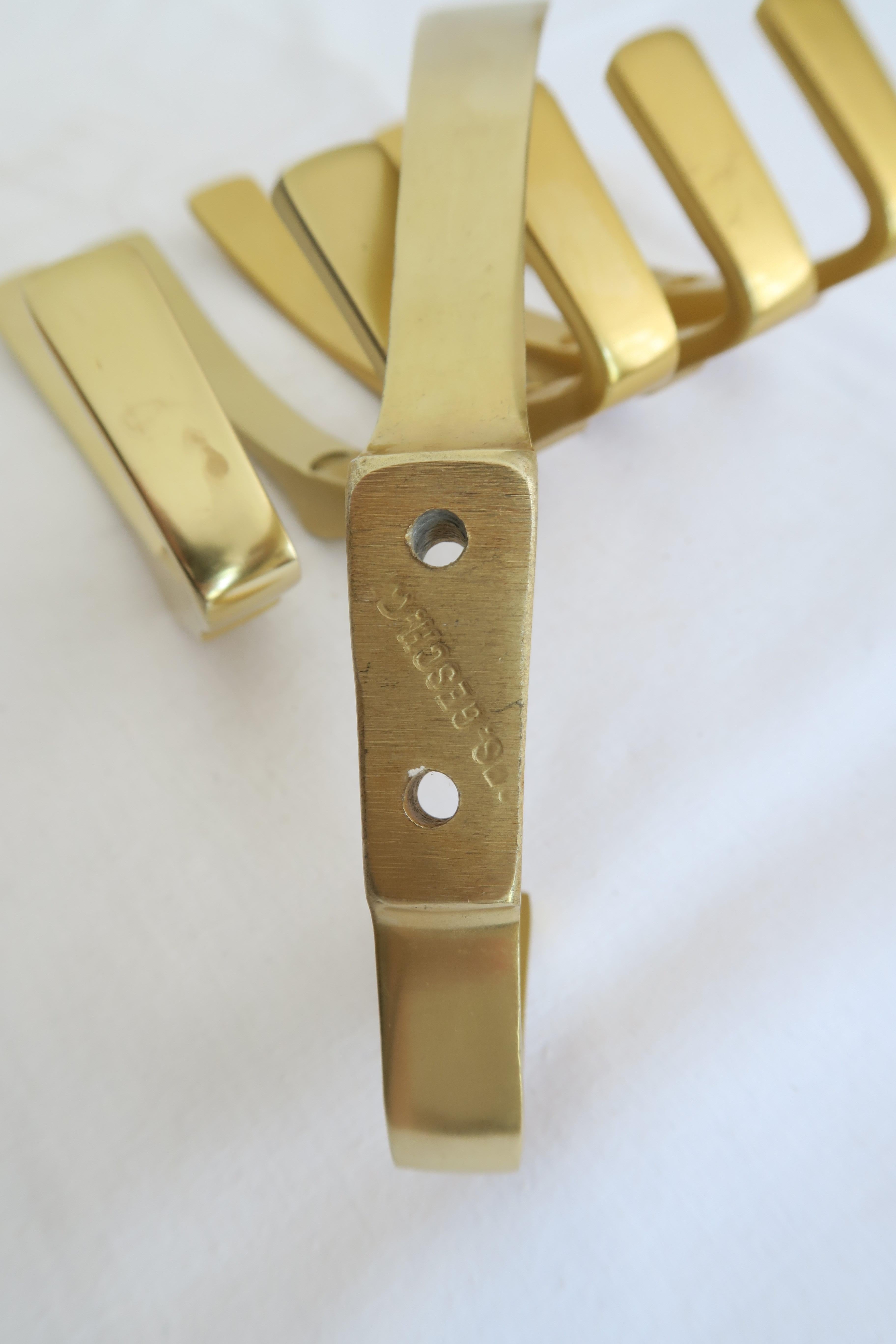 Set aus sechs goldfarbenen Aluminium-Mantelhaken  (Handgefertigt) im Angebot