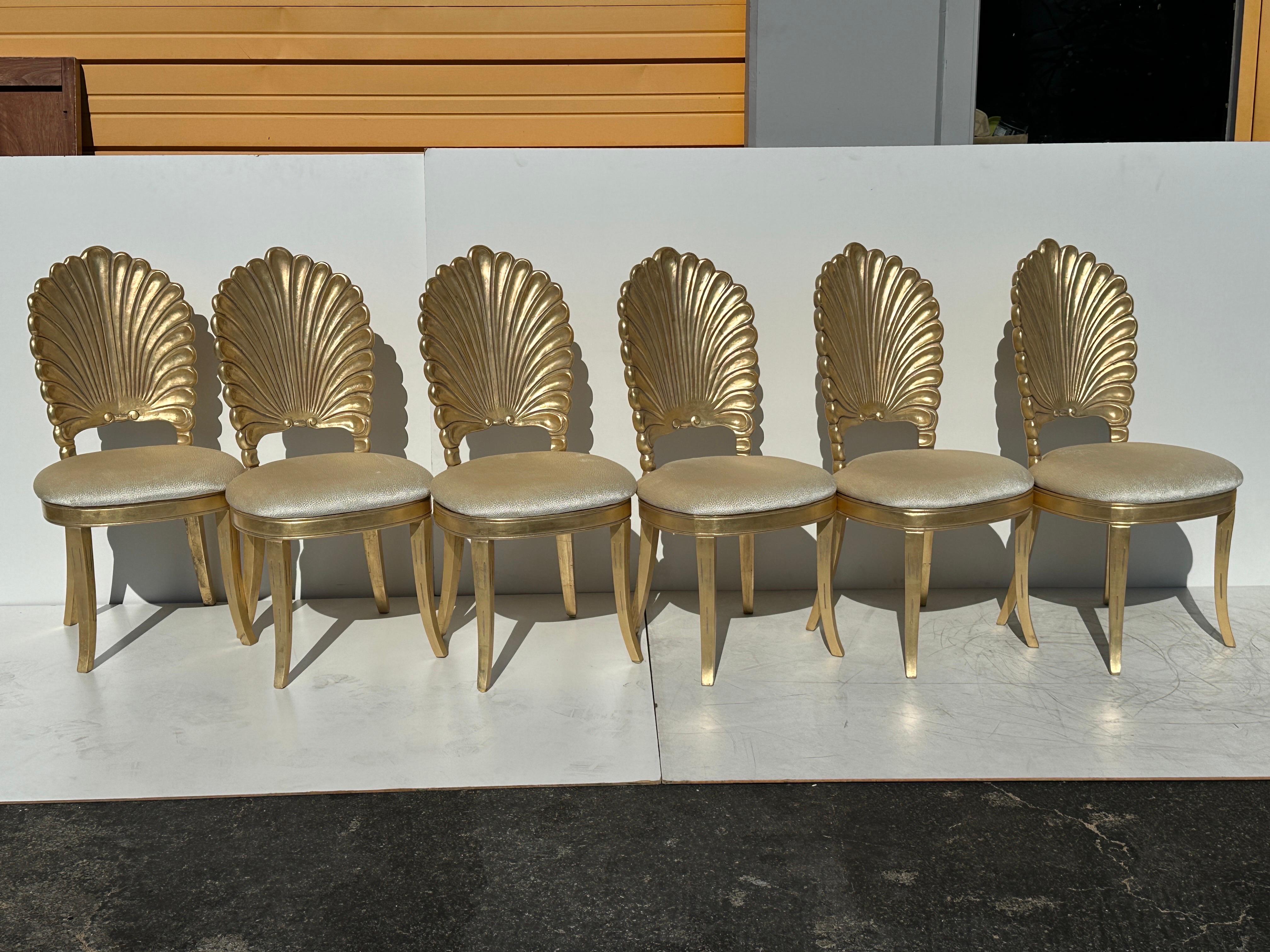 Ensemble de six chaises d'appoint à dossier en coquille Grotto, dorées à la feuille d'or.
Professionnellement restauré, doré à la feuille et retapissé. Echantillon de tissu d'ameublement disponible sur demande.
Nous avons également un jeu de deux