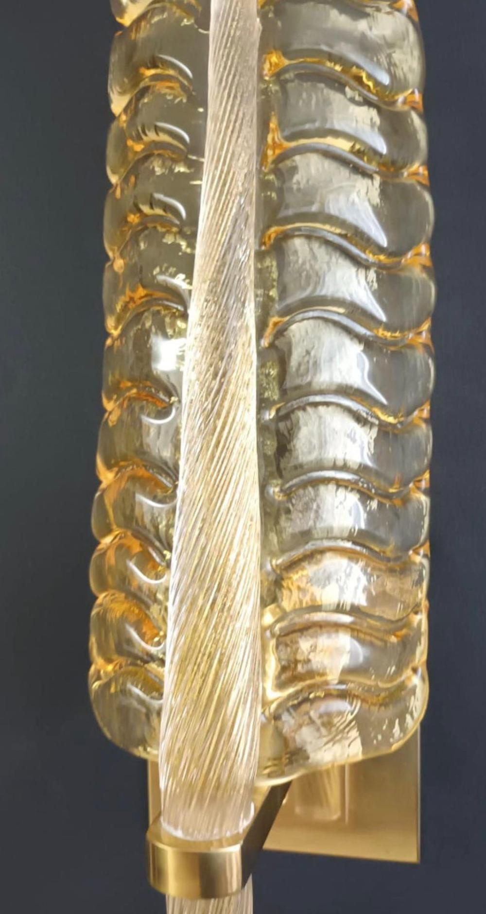 Conjunto de seis candelabros de ámbar dorado de Murano. Italia, años sesenta. en venta 5