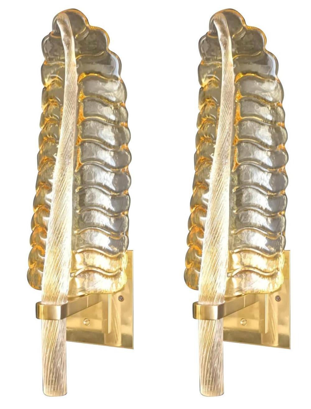 Juego de seis apliques/plafones italianos con hoja de cristal de Murano soplado a mano de color ámbar dorado con tallo impregnado de motas de oro de 24 quilates, montados en marco de latón / Made in Italy circa 1960s
Medidas: Alto 16 pulgadas /