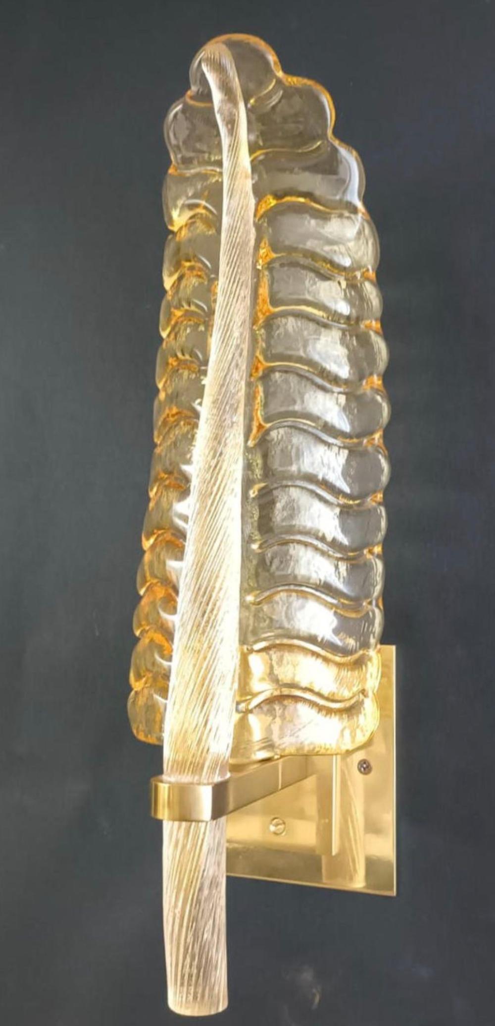 Conjunto de seis candelabros de ámbar dorado de Murano. Italia, años sesenta. mediados del siglo XX en venta