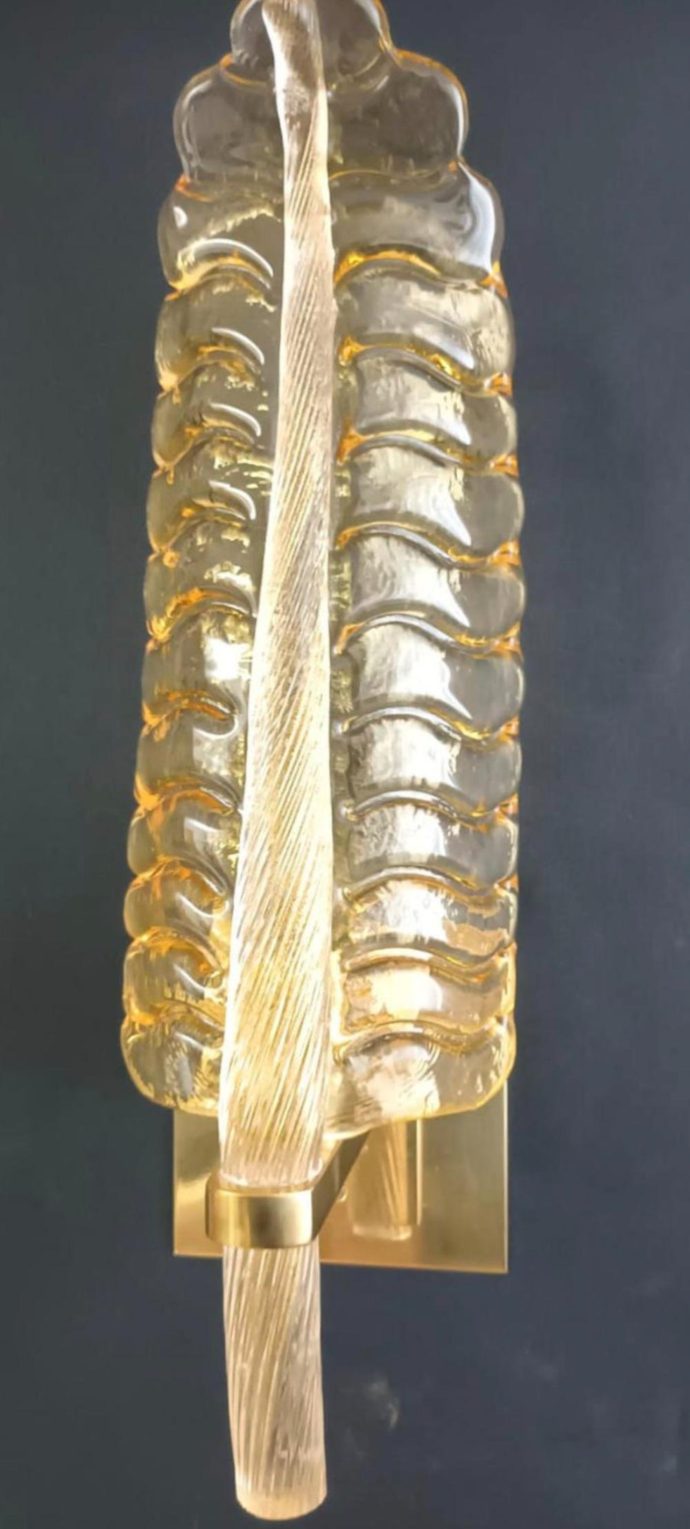 Conjunto de seis candelabros de ámbar dorado de Murano. Italia, años sesenta. en venta 1