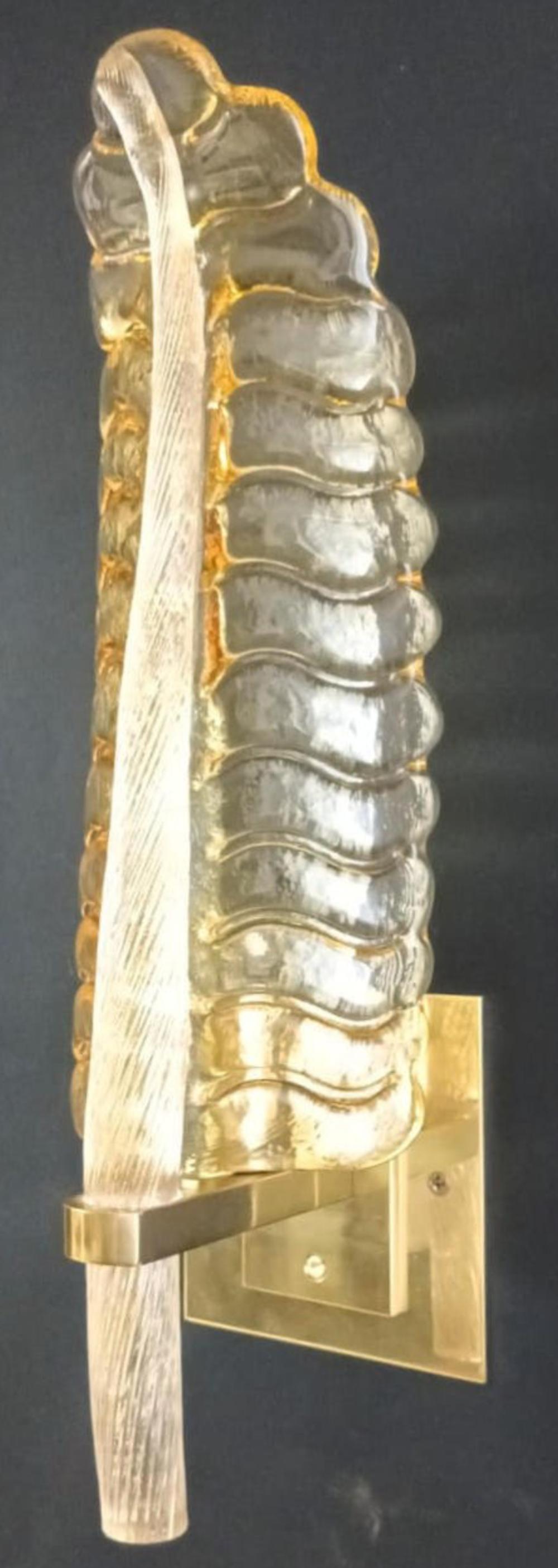 Conjunto de seis candelabros de ámbar dorado de Murano. Italia, años sesenta. en venta 2