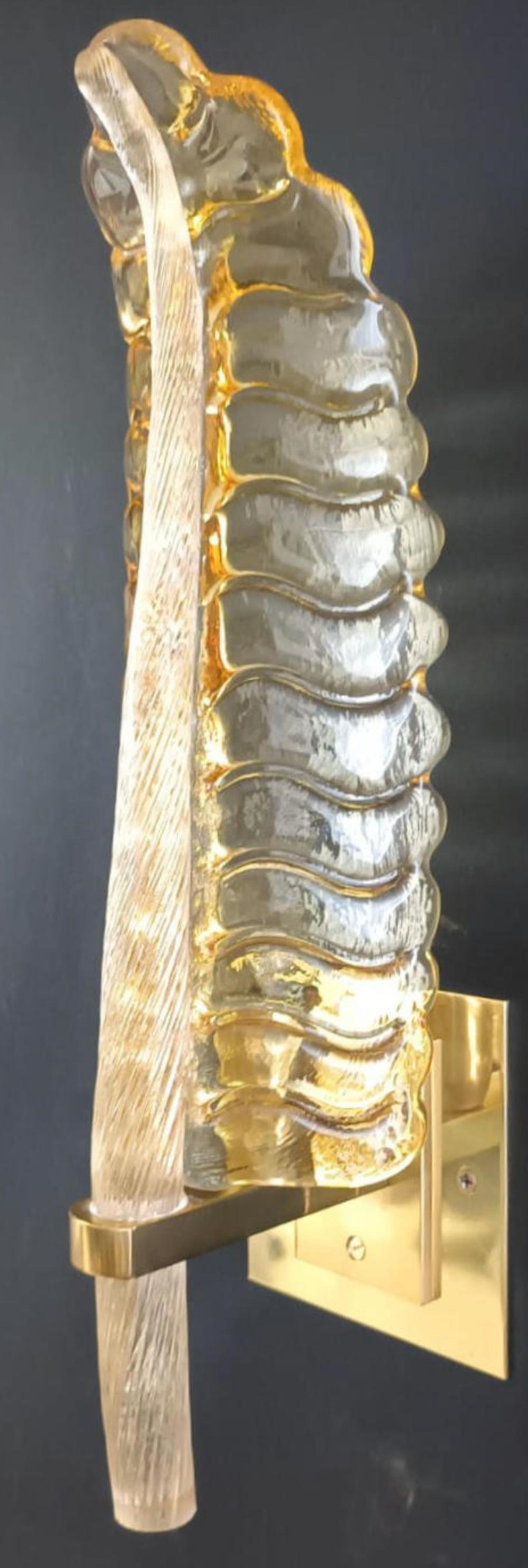 Conjunto de seis candelabros de ámbar dorado de Murano. Italia, años sesenta. en venta 3