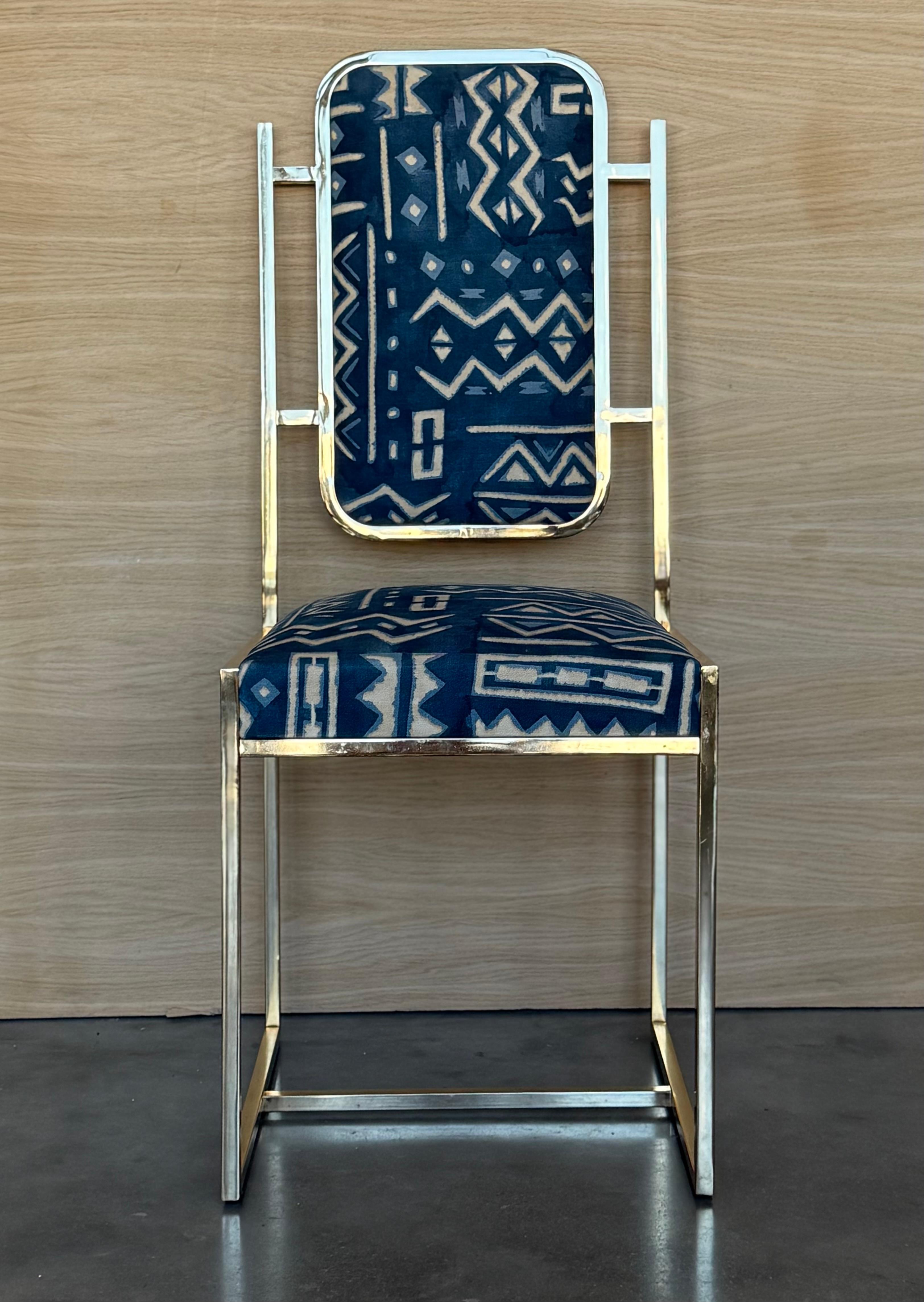 Set aus sechs goldenen Esszimmerstühlen aus Messing mit geometrischem Stoff (Moderne der Mitte des Jahrhunderts) im Angebot