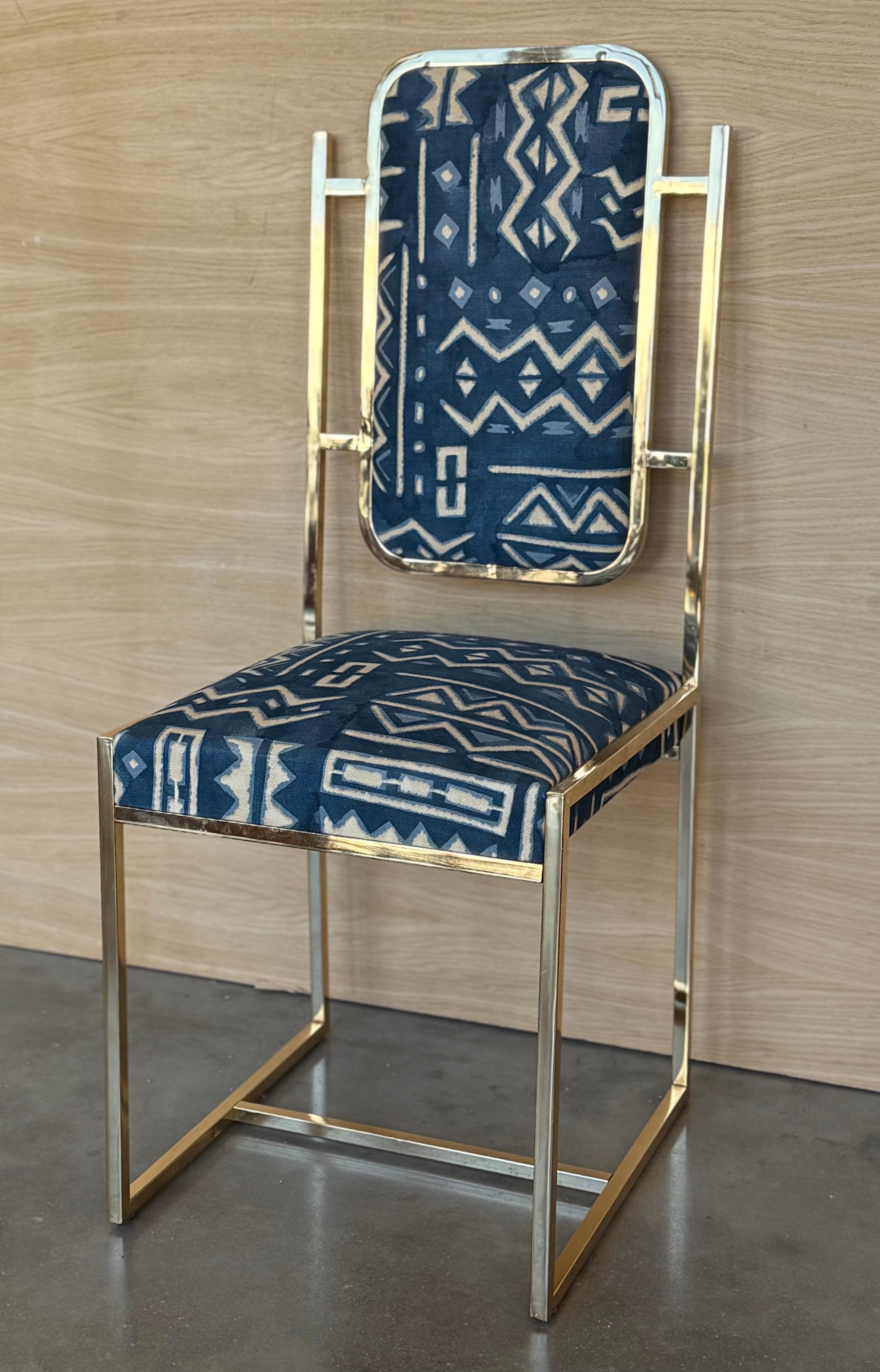 Set aus sechs goldenen Esszimmerstühlen aus Messing mit geometrischem Stoff im Zustand „Gut“ im Angebot in Miami, FL