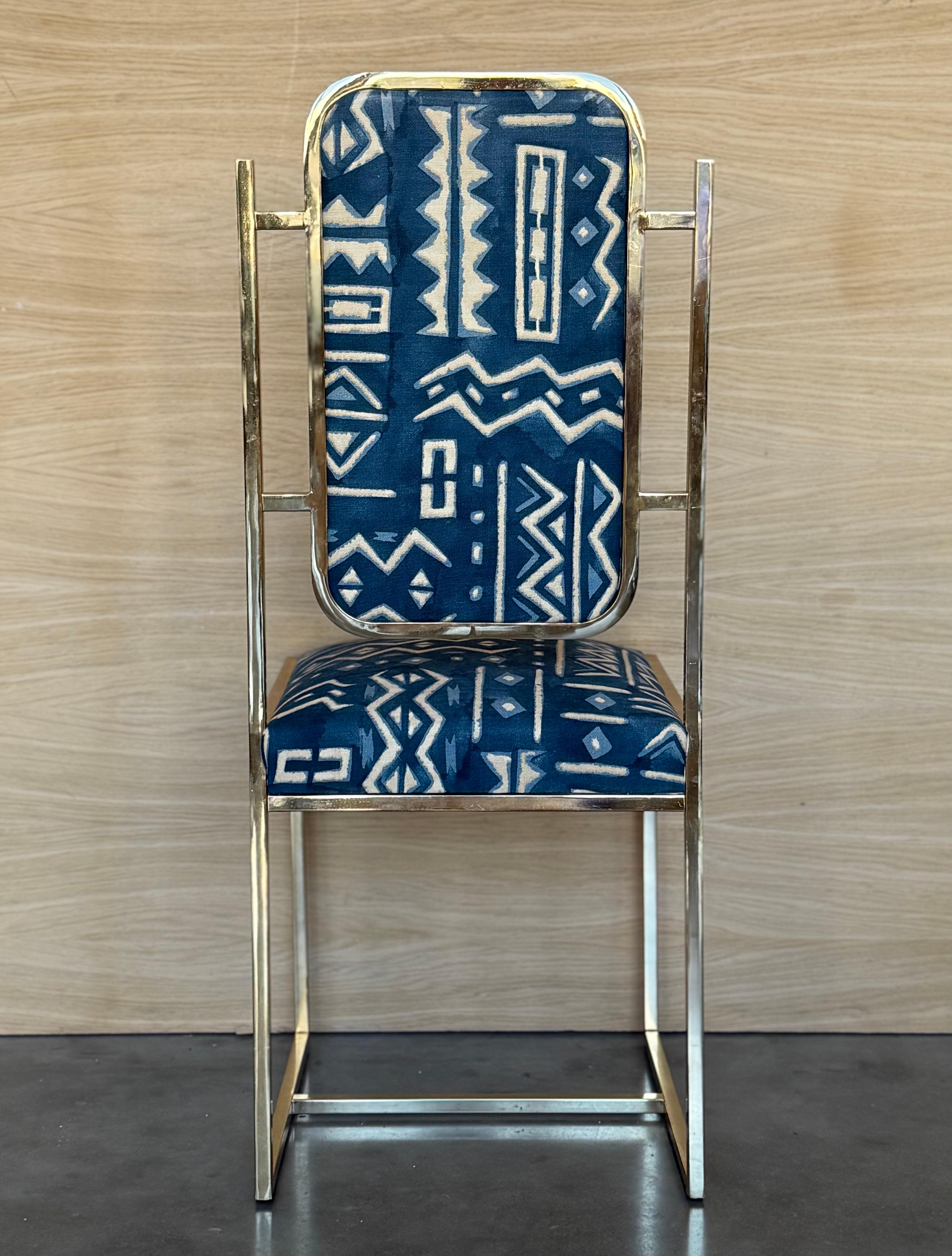 Set aus sechs goldenen Esszimmerstühlen aus Messing mit geometrischem Stoff (20. Jahrhundert) im Angebot