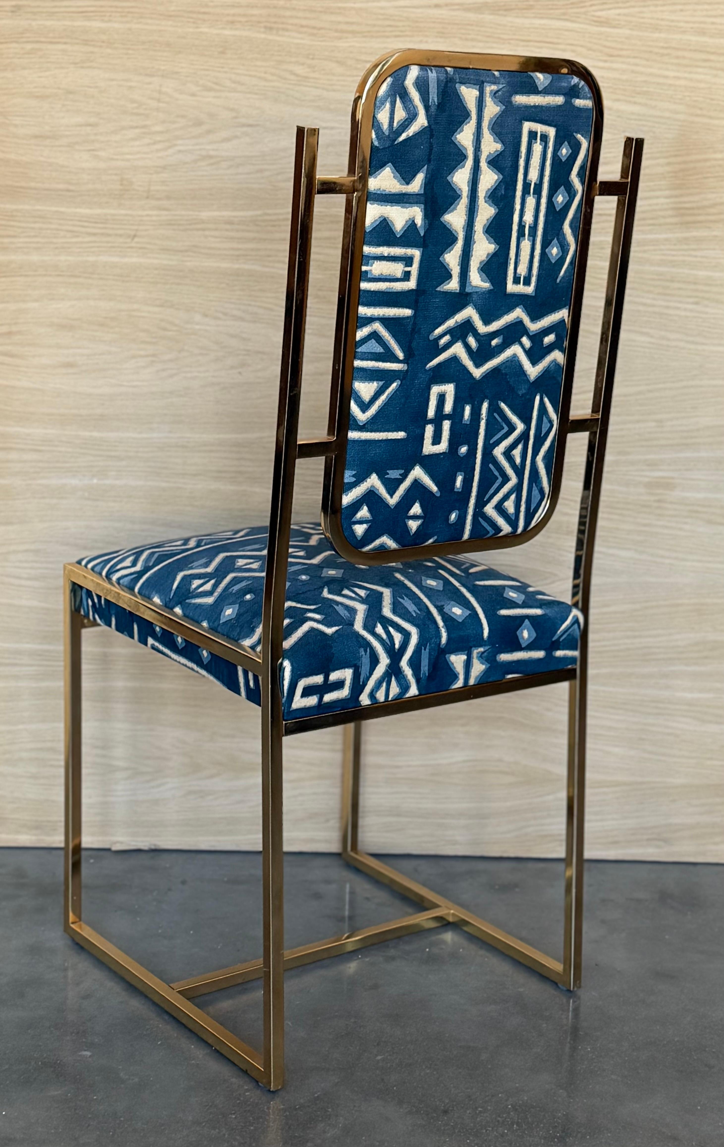 Set aus sechs goldenen Esszimmerstühlen aus Messing mit geometrischem Stoff im Angebot 1