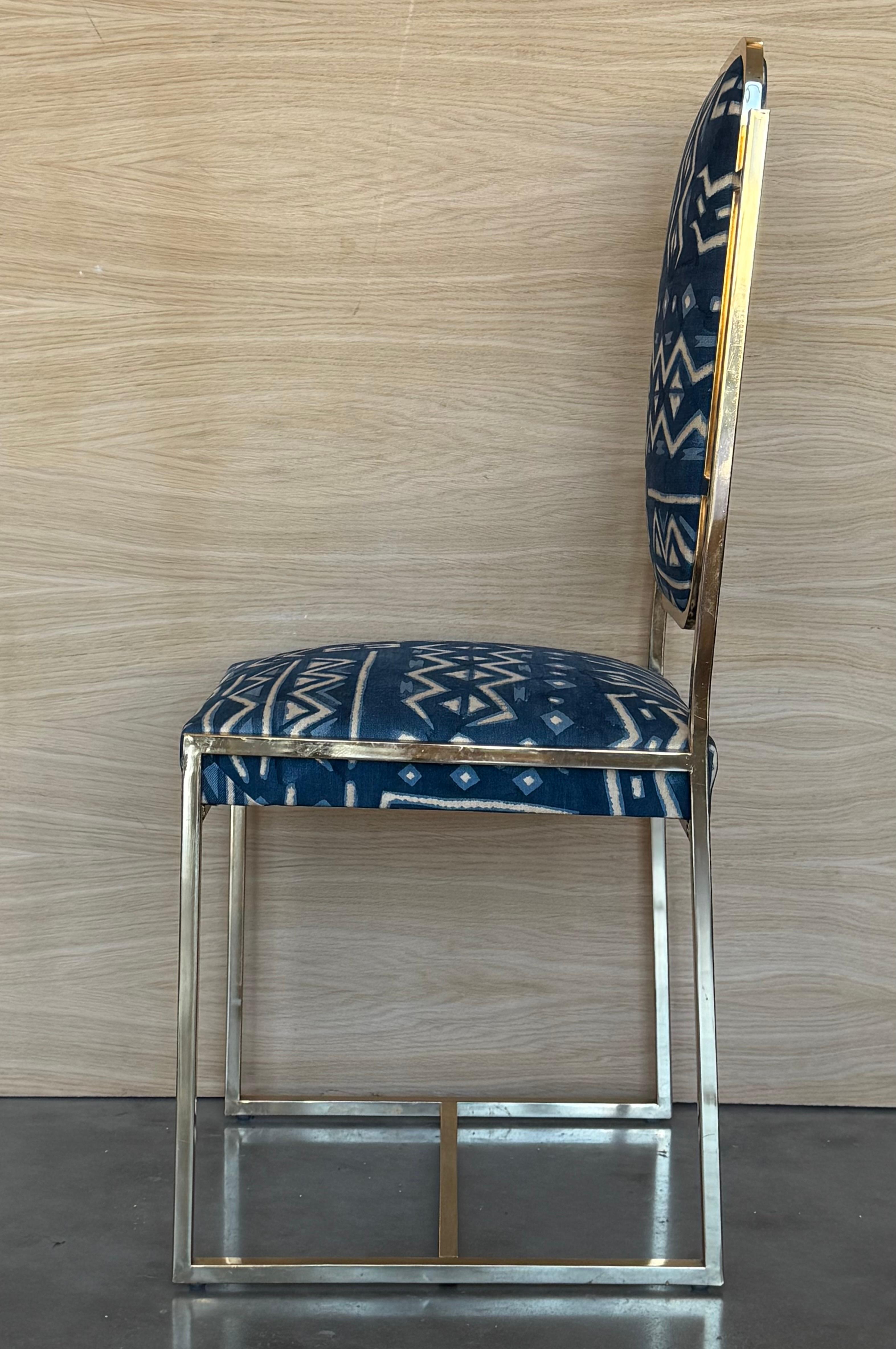 Set aus sechs goldenen Esszimmerstühlen aus Messing mit geometrischem Stoff im Angebot 3