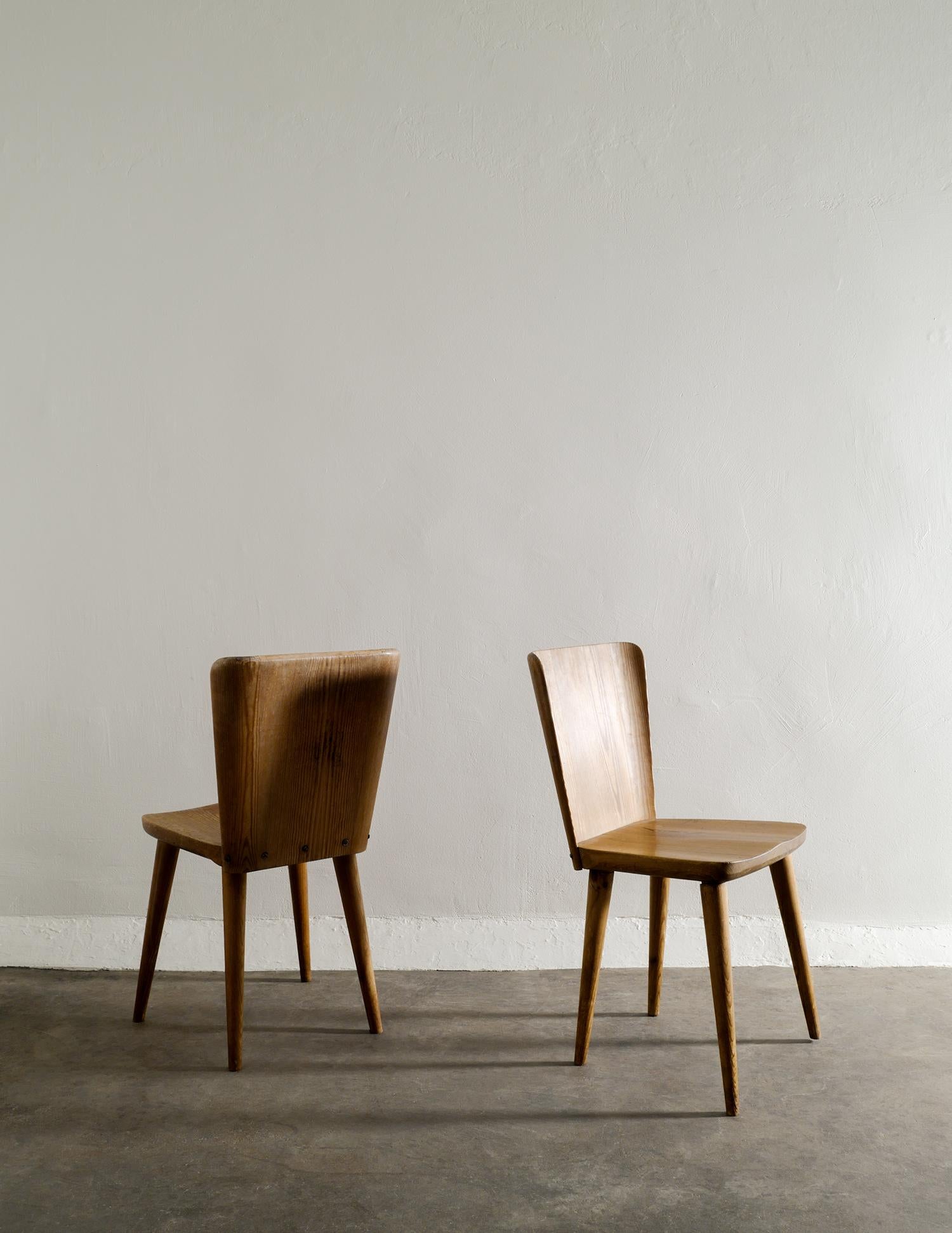 Scandinavian Modern Set of Six Göran Malmvall Dining Chairs in Pine Produced in Sweden, 1940s