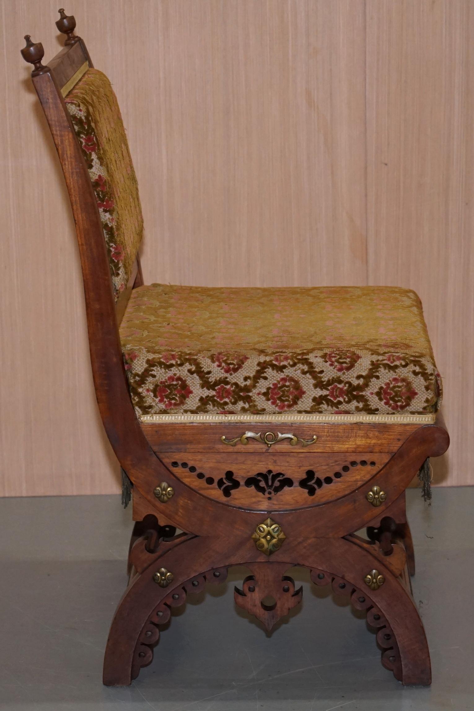 Satz von sechs neugotischen:: kunstvoll geschnitzten Stühlen aus Nussbaumholz und vergoldetem Metall nach Pugin im Angebot 7