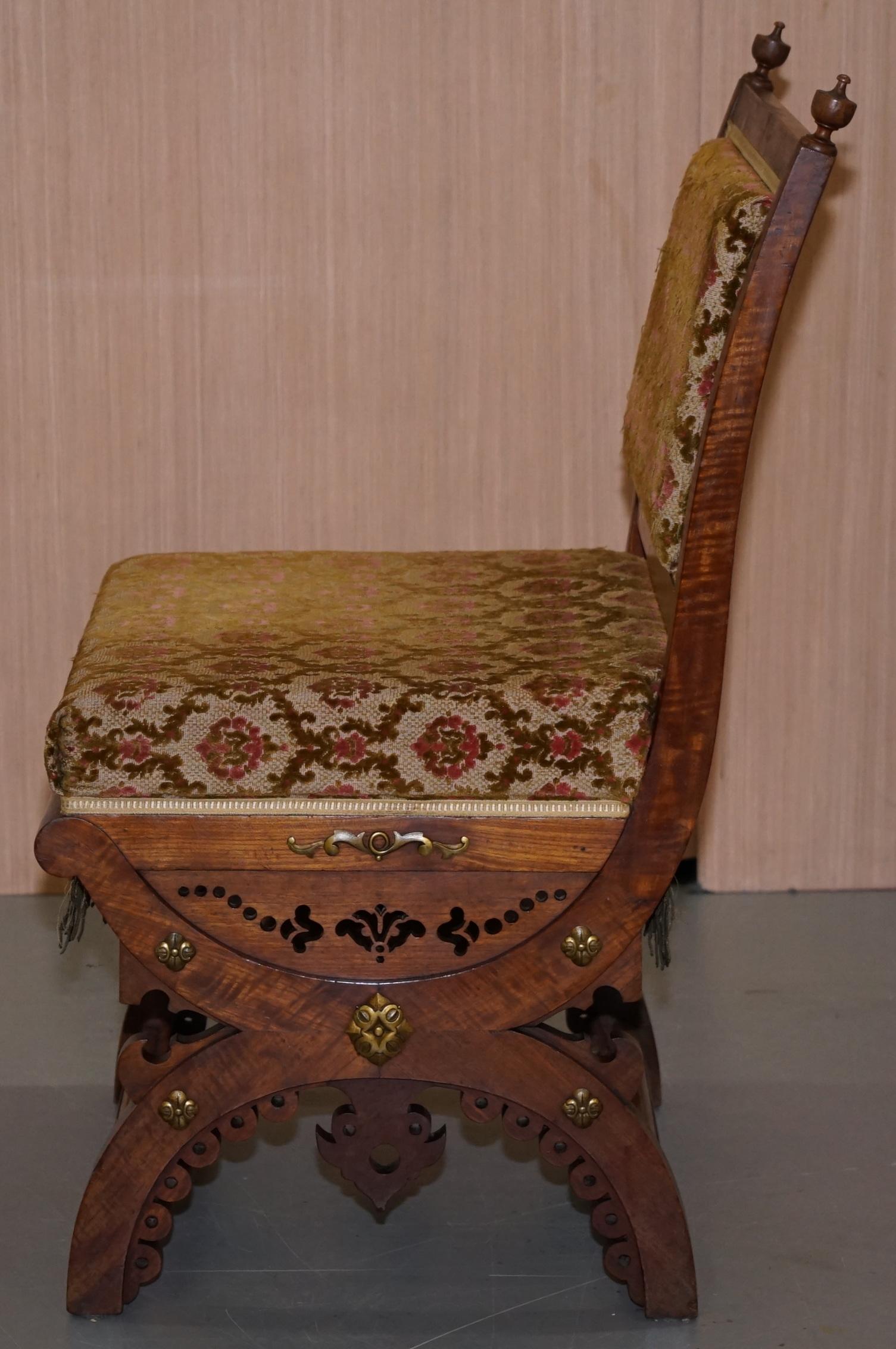 Satz von sechs neugotischen:: kunstvoll geschnitzten Stühlen aus Nussbaumholz und vergoldetem Metall nach Pugin im Angebot 11