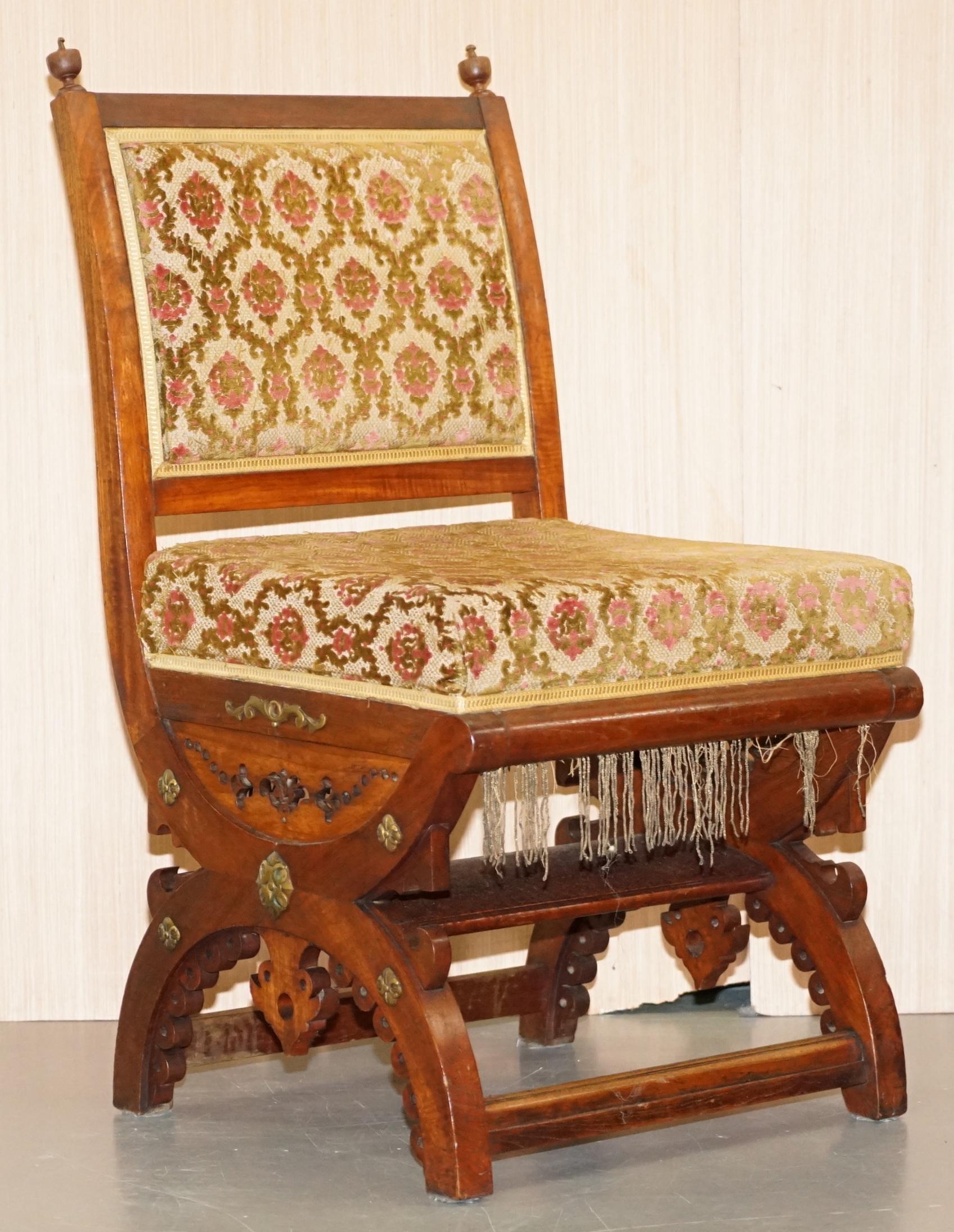 Satz von sechs neugotischen:: kunstvoll geschnitzten Stühlen aus Nussbaumholz und vergoldetem Metall nach Pugin (Englisch) im Angebot