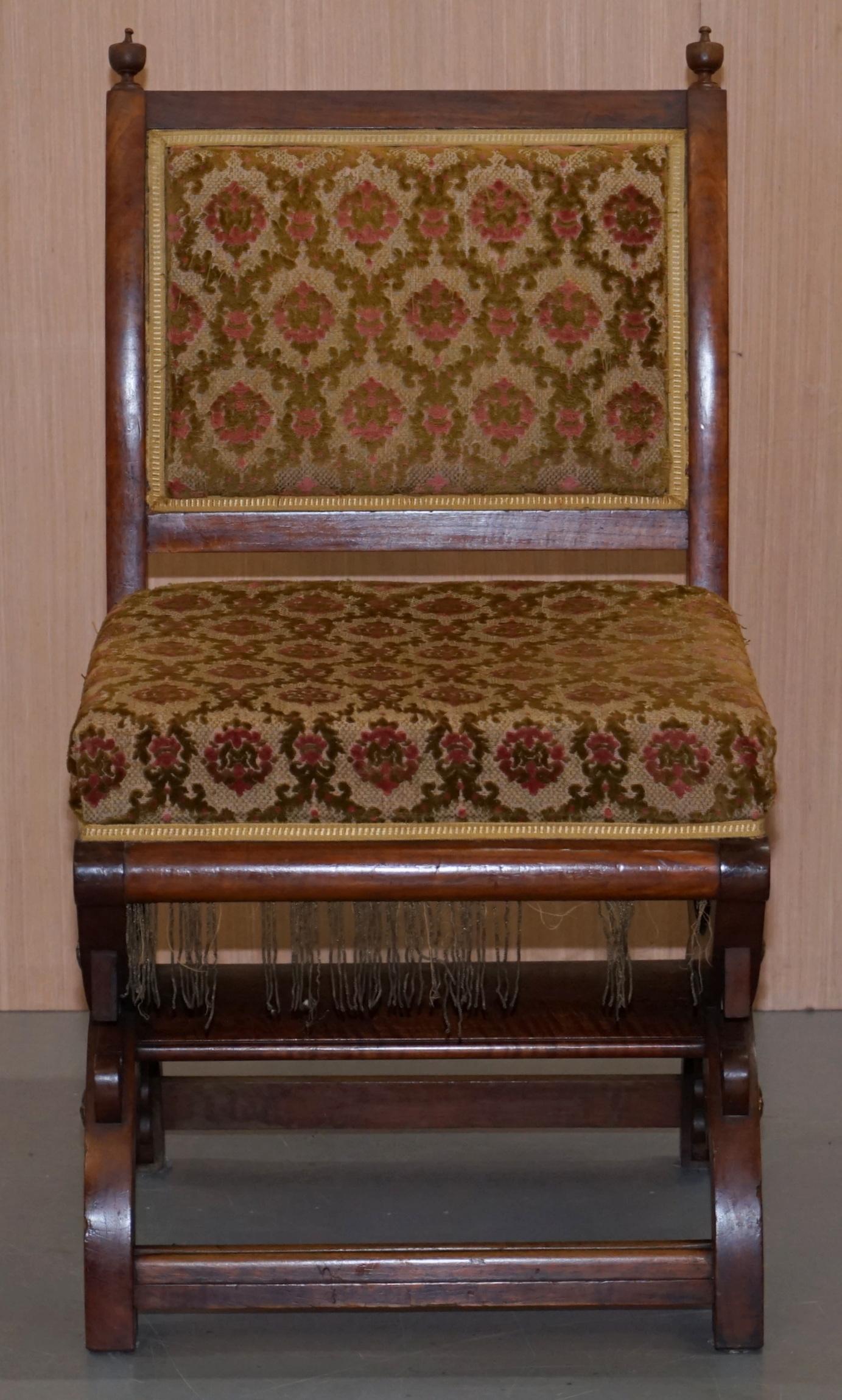 Satz von sechs neugotischen:: kunstvoll geschnitzten Stühlen aus Nussbaumholz und vergoldetem Metall nach Pugin (Handgefertigt) im Angebot