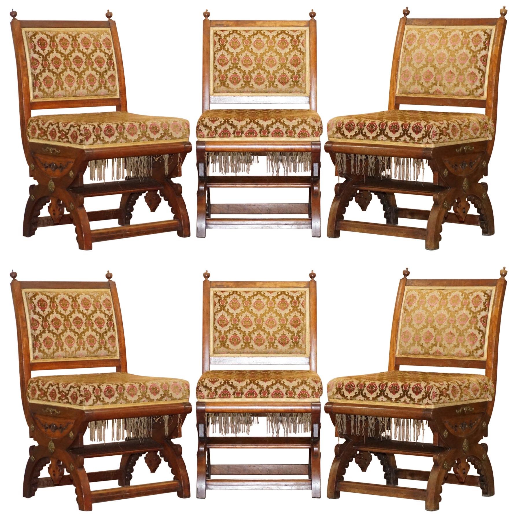 Satz von sechs neugotischen:: kunstvoll geschnitzten Stühlen aus Nussbaumholz und vergoldetem Metall nach Pugin im Angebot