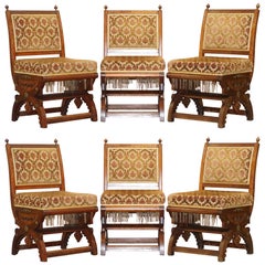 Satz von sechs neugotischen:: kunstvoll geschnitzten Stühlen aus Nussbaumholz und vergoldetem Metall nach Pugin
