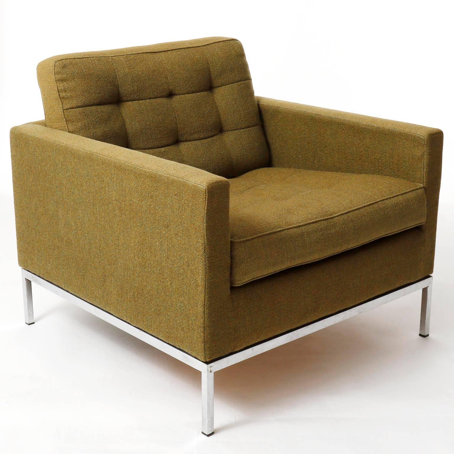 A set of great lounge armchairs model 1205 S1 designed by Florence Knoll in 1954 and manufactured by Knoll International in Mid-Century. 
The exposed metal frame and the legs are made of heavy gauge steel with a polished chrome finish. The inner