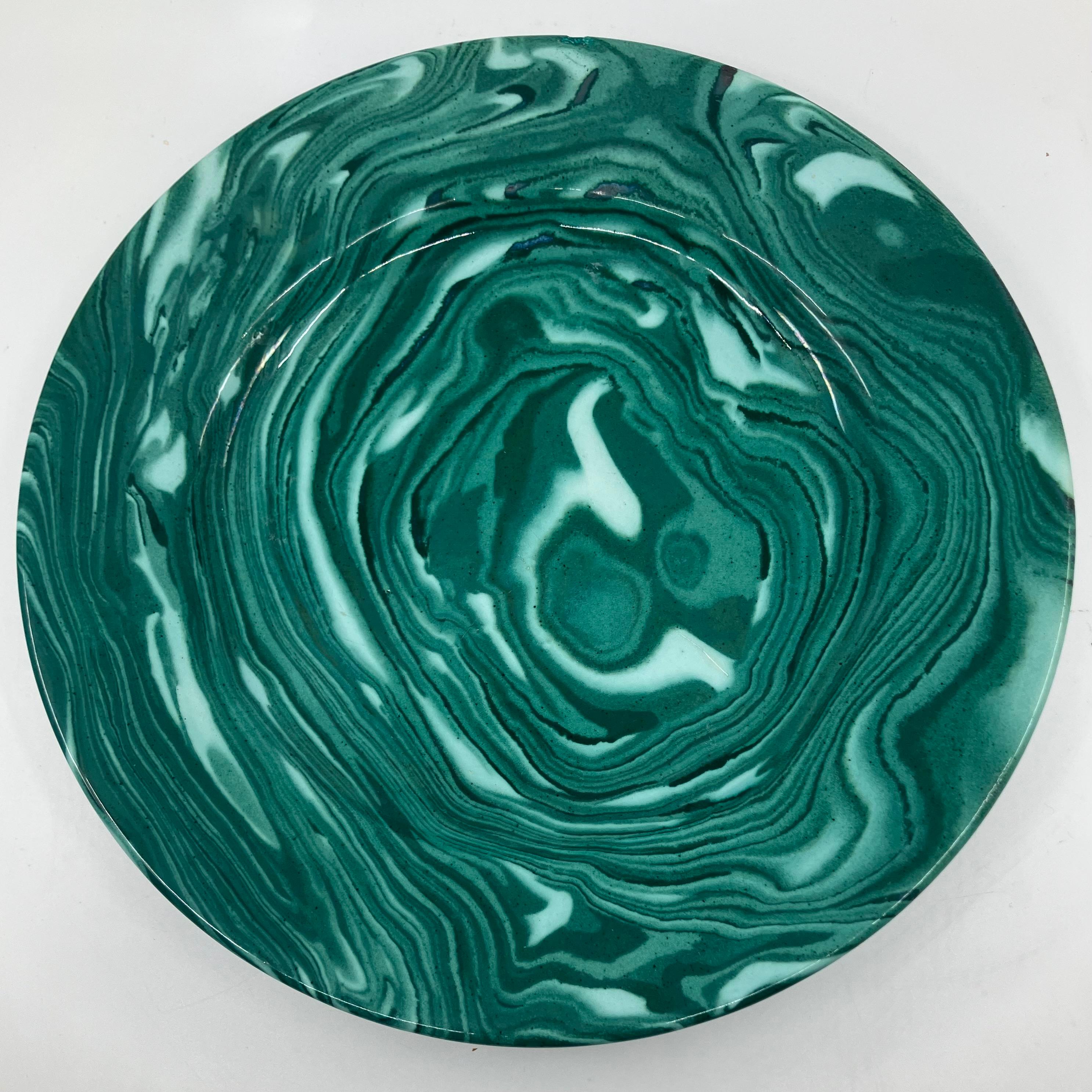 Ensemble de six assiettes en malachite. Six assiettes plates en faux marbre / malachite vert par la poterie Grazia Deruta pour Henri Bendel. Italie, 20ème siècle. 
Dimensions : 11,38
