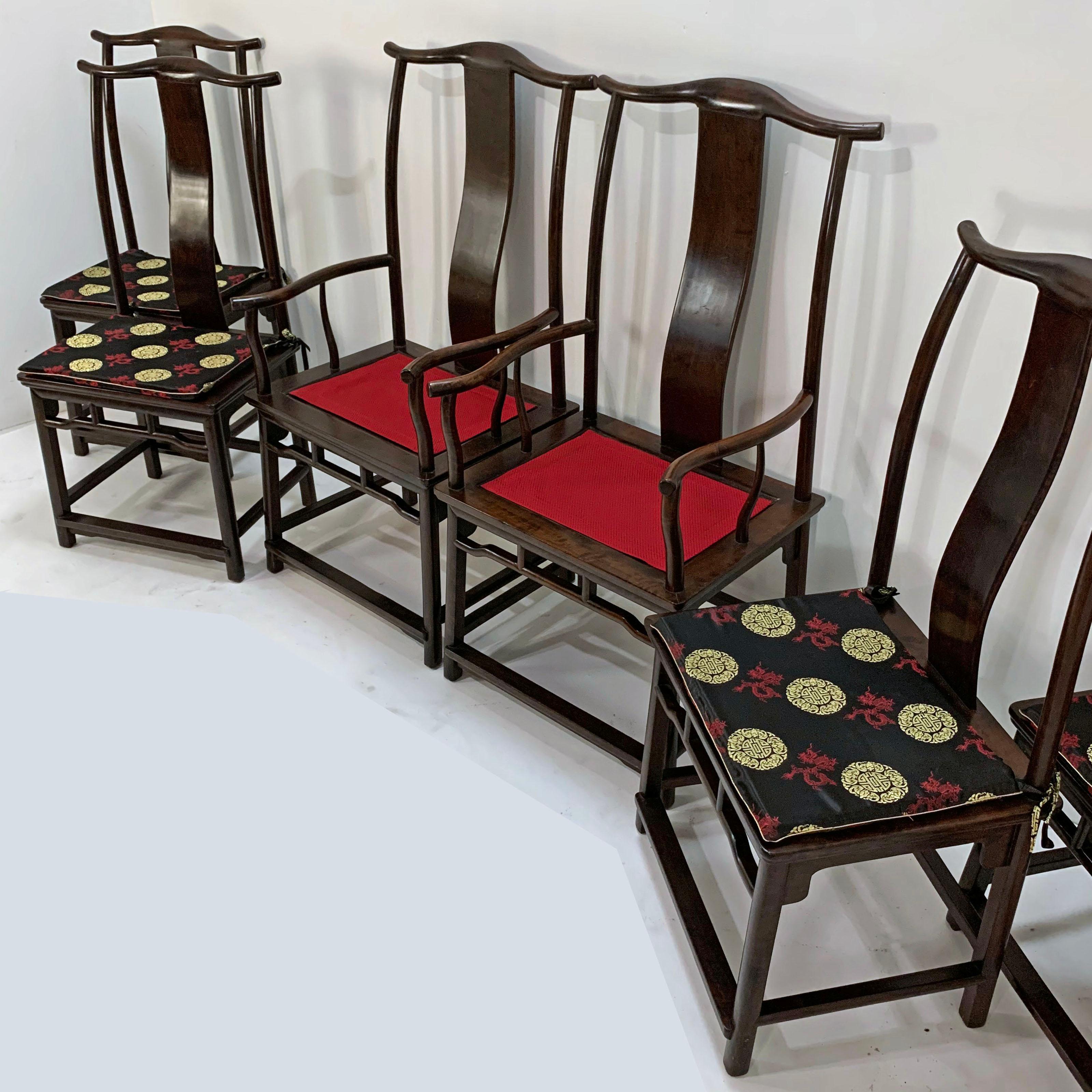 Ein Satz von sechs klassischen chinesischen Guanmaoyi Stühlen aus lackiertem Ulmenholz, bestehend aus zwei Sesseln und vier Seiten. Diese eleganten Stühle mit hoher Rückenlehne haben ihren Namen von ihrer Ähnlichkeit mit den geflügelten Hüten, die