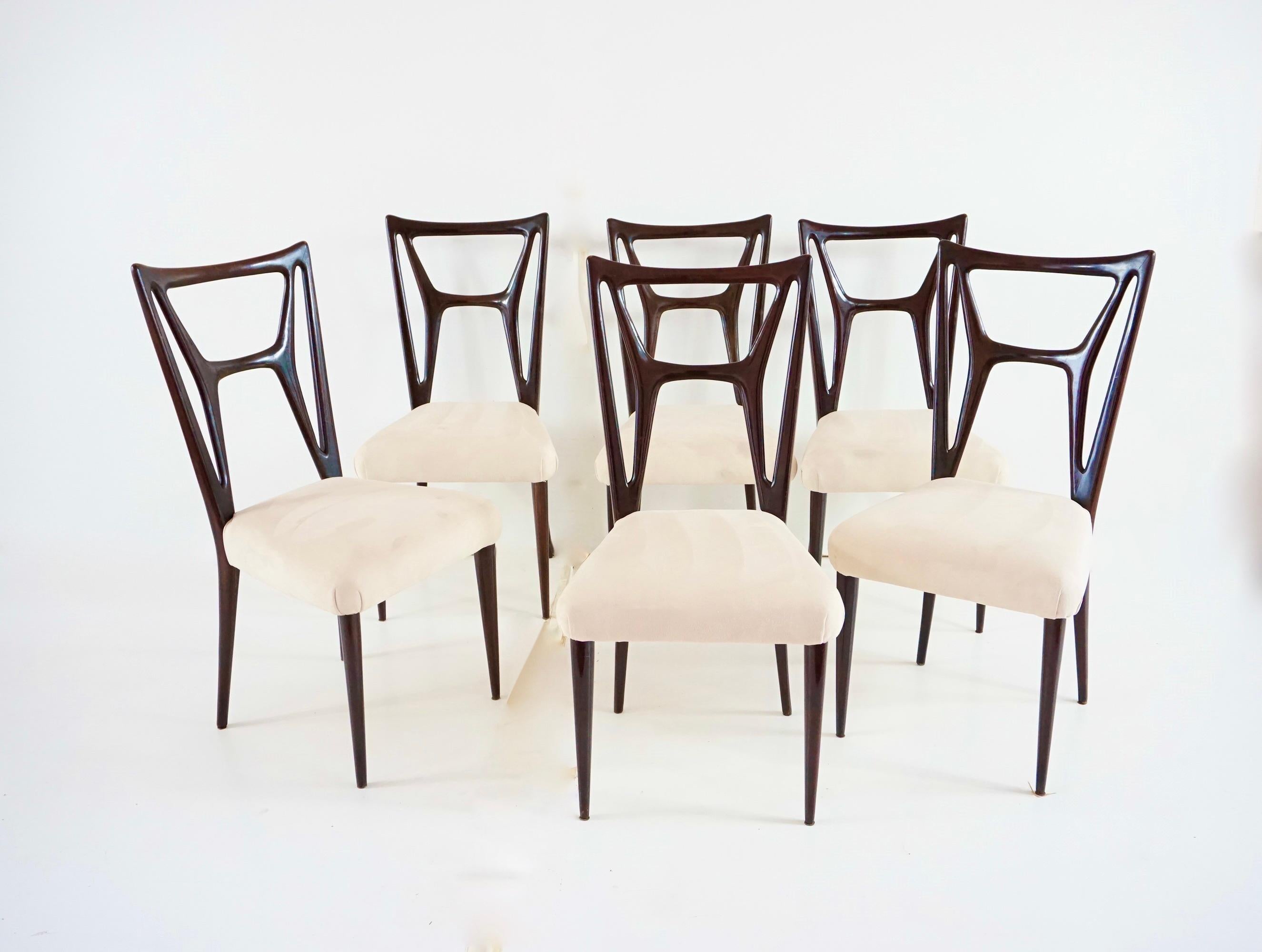 Importante série de 6 chaises de salle à manger Att. à Guglielmo Ulrich , circa 1940
bois courbé en forme de H, pieds coniques dont ceux de l'arrière avec la courbure typique des chaises Gugliemo Ulrich 
bois laqué foncé et velours blanc
