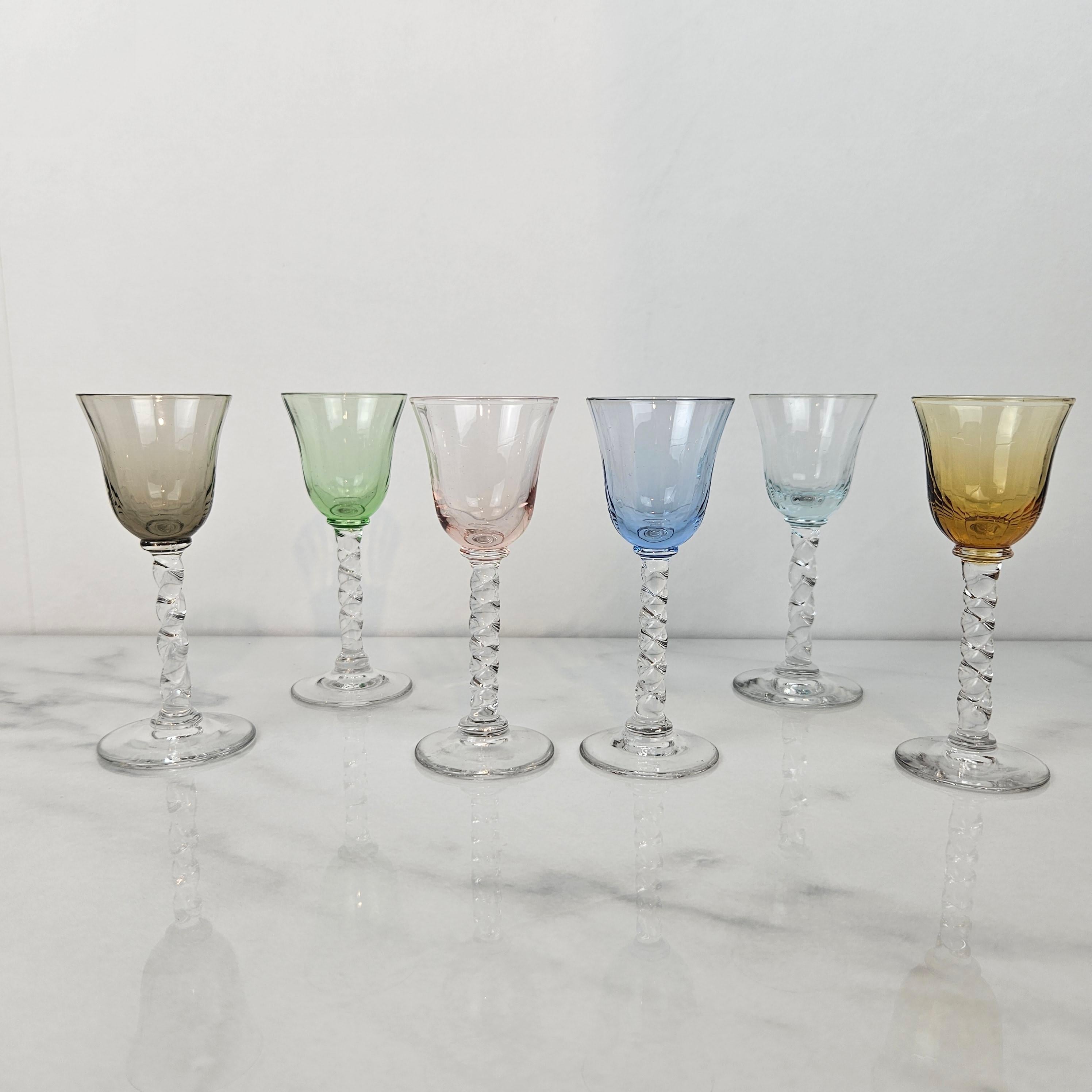 Satz von sechs mundgeblasenen farbigen Schnapsgläsern mit gedrehtem Stiel, um 1930 (Romantik) im Angebot