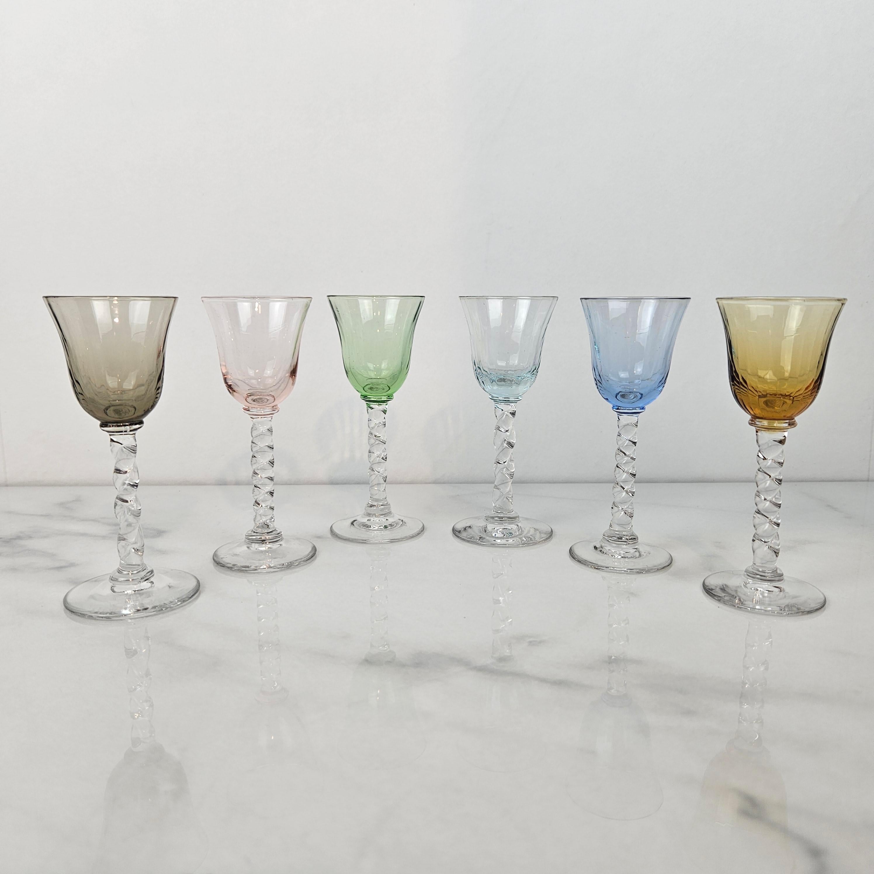 Satz von sechs mundgeblasenen farbigen Schnapsgläsern mit gedrehtem Stiel, um 1930 (Französisch) im Angebot