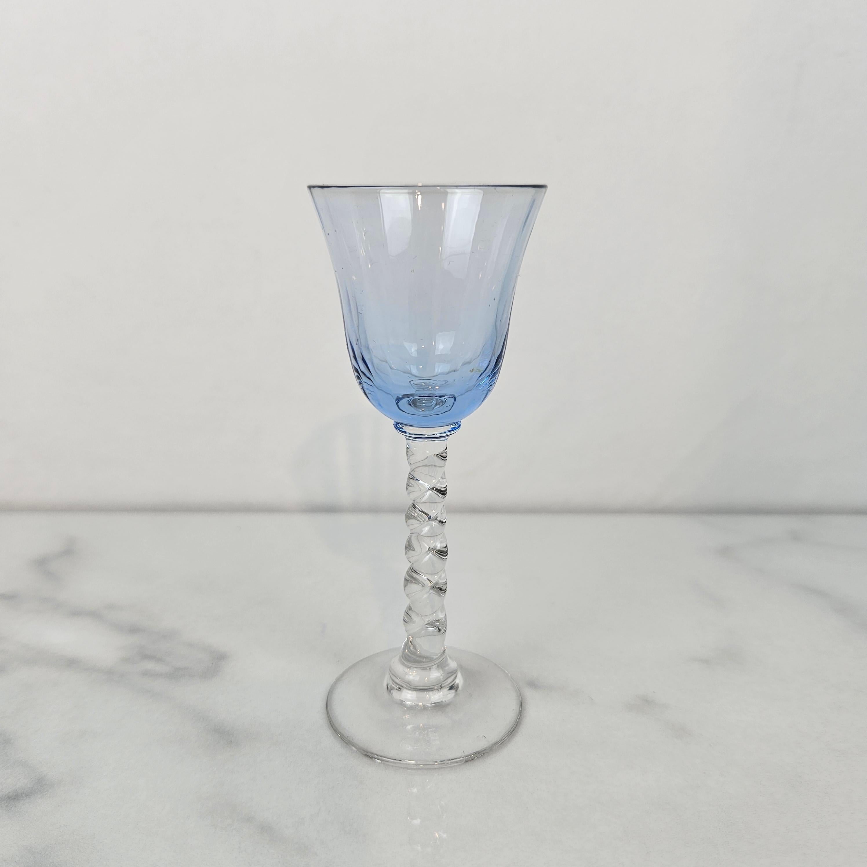 Satz von sechs mundgeblasenen farbigen Schnapsgläsern mit gedrehtem Stiel, um 1930 (Handgefertigt) im Angebot