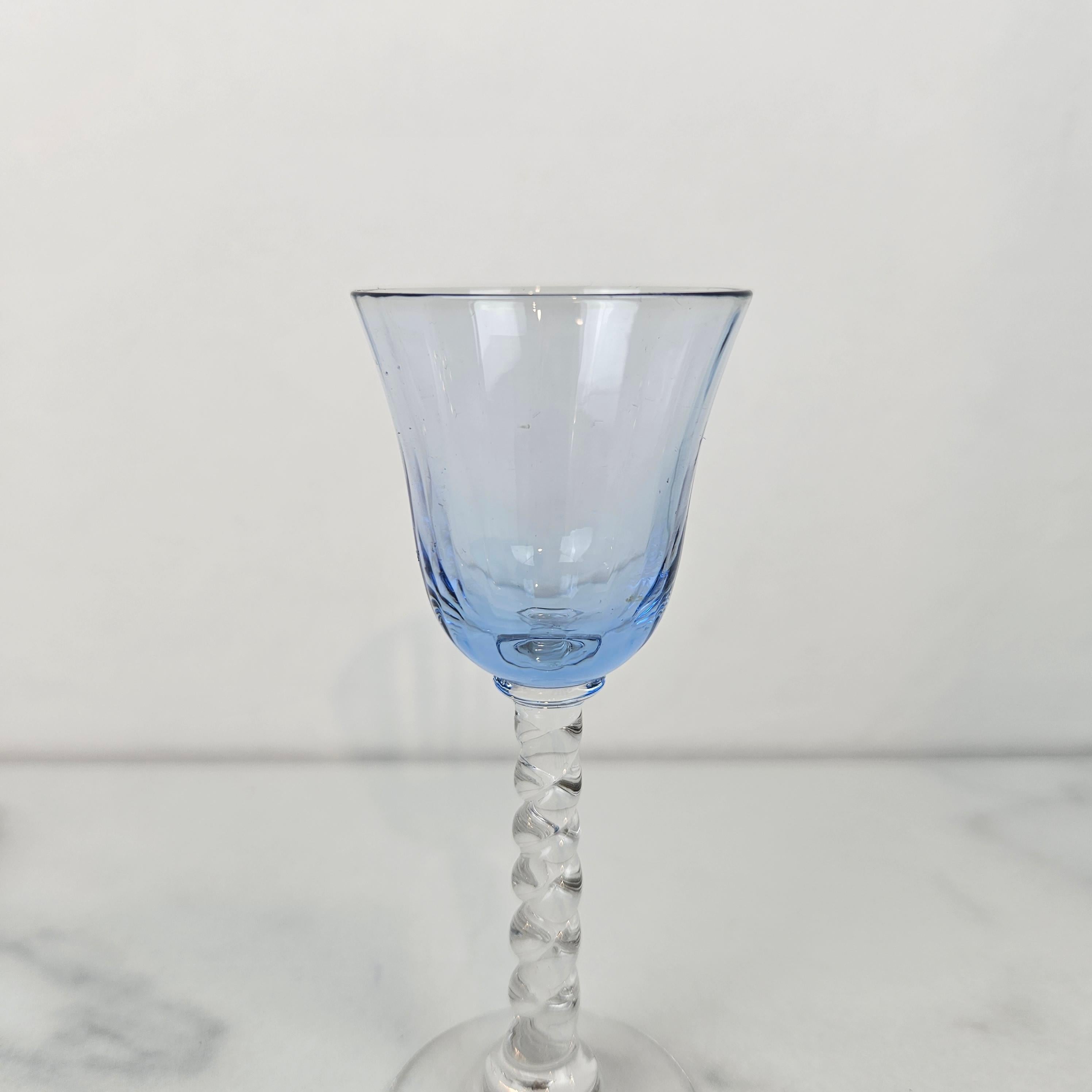 Satz von sechs mundgeblasenen farbigen Schnapsgläsern mit gedrehtem Stiel, um 1930 im Zustand „Gut“ im Angebot in Oud Beijerland, NL