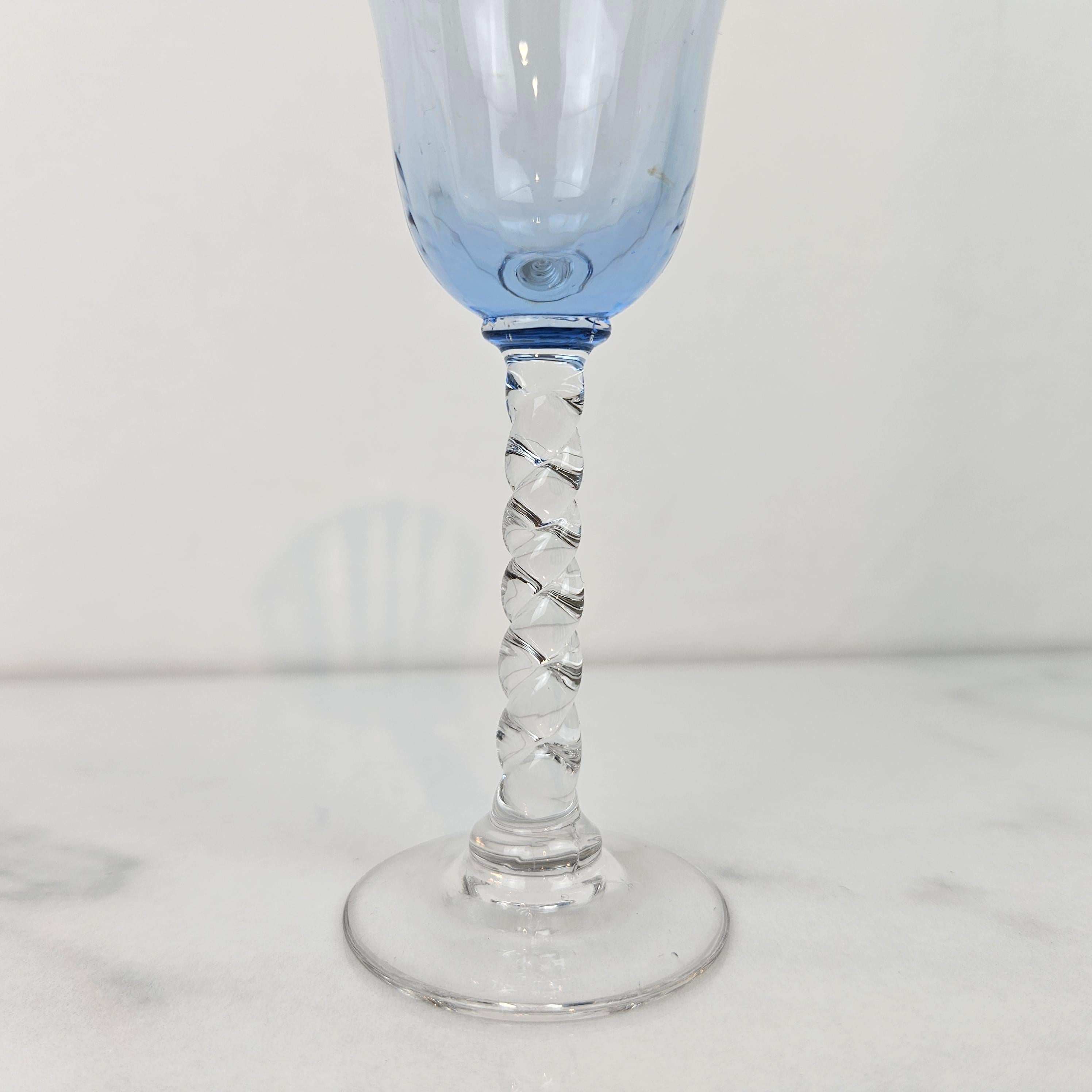 Satz von sechs mundgeblasenen farbigen Schnapsgläsern mit gedrehtem Stiel, um 1930 (Mitte des 20. Jahrhunderts) im Angebot