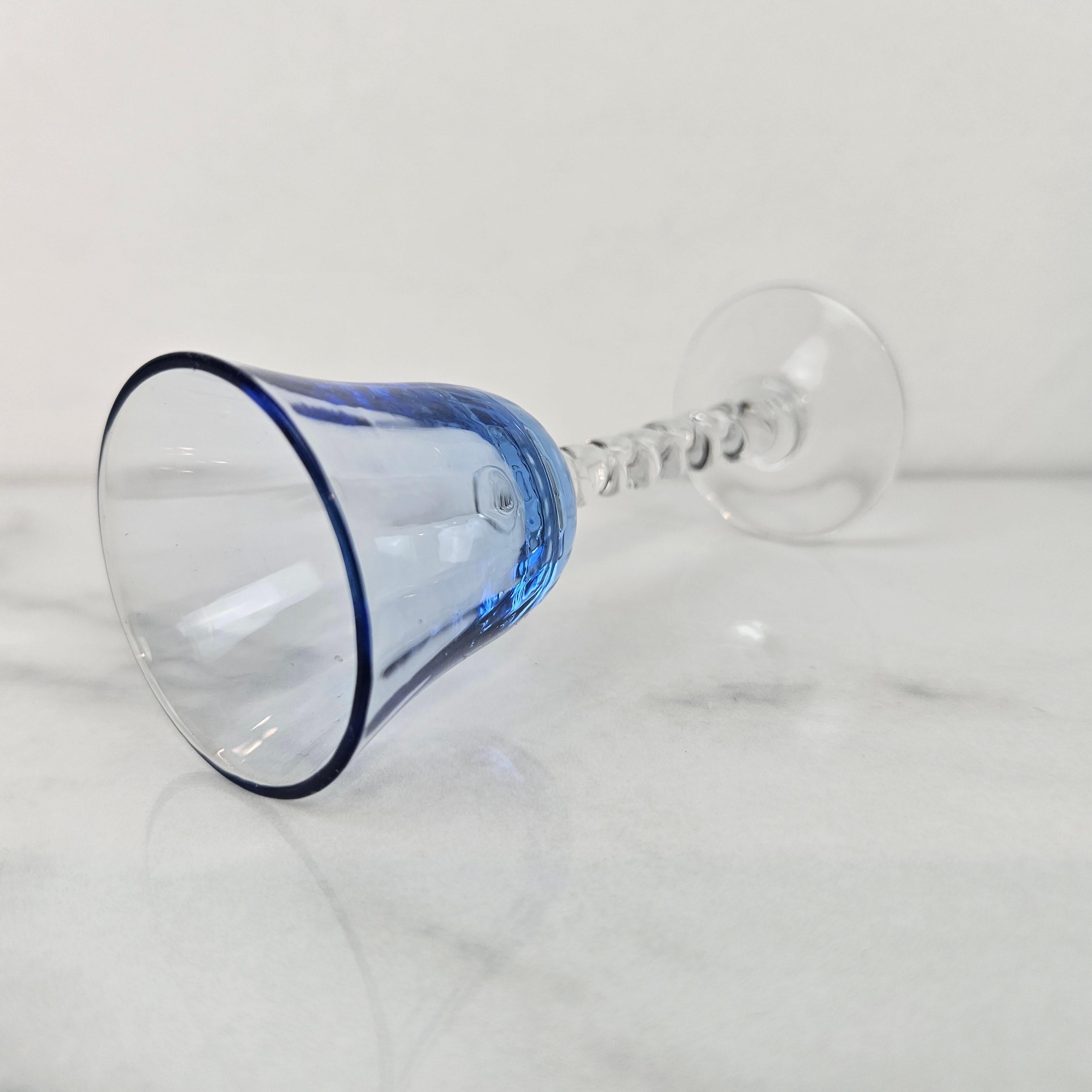 Satz von sechs mundgeblasenen farbigen Schnapsgläsern mit gedrehtem Stiel, um 1930 (Geblasenes Glas) im Angebot